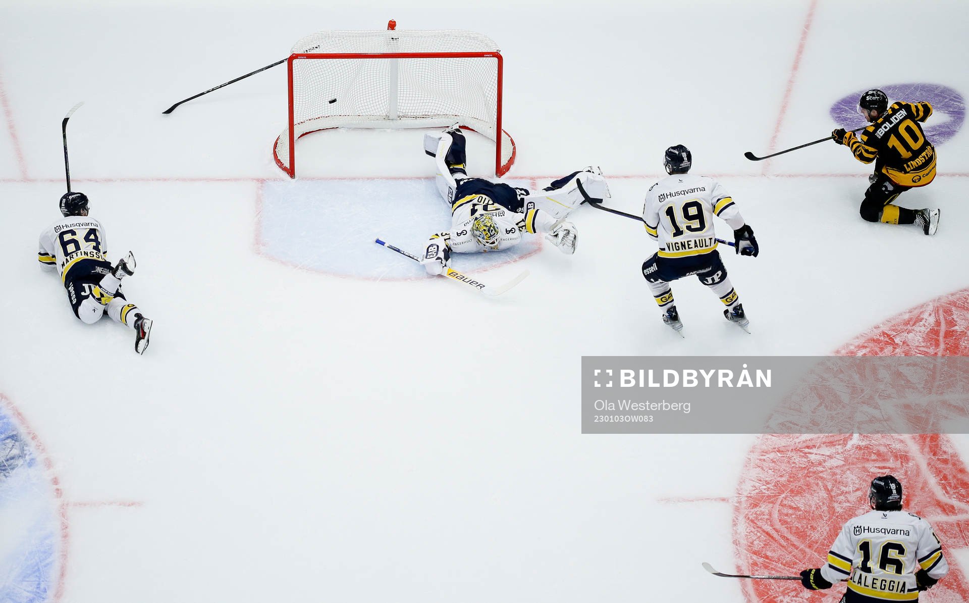 HV71s målvakt Joni Ortio släpper in ett skott från