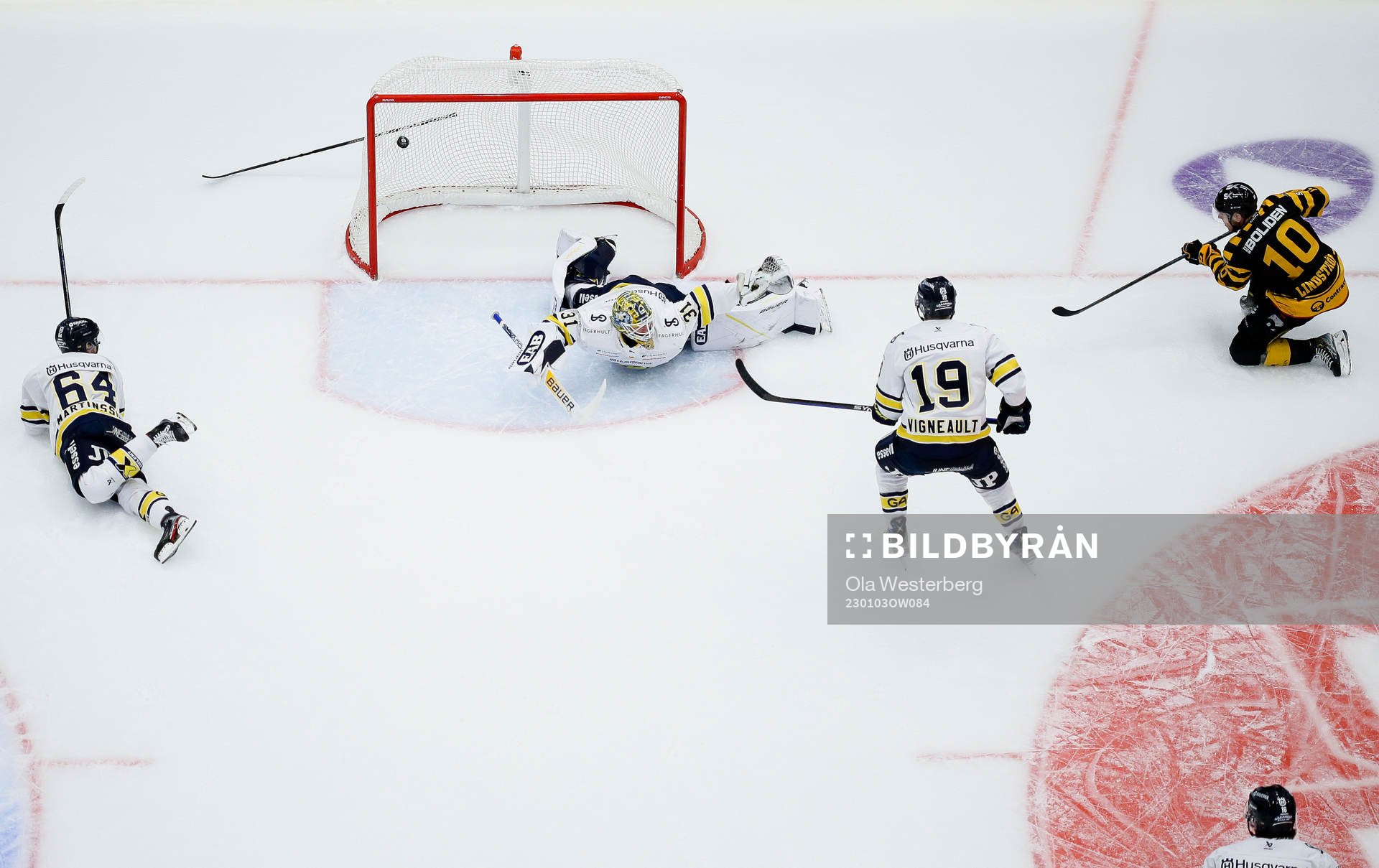 HV71s målvakt Joni Ortio släpper in ett skott från