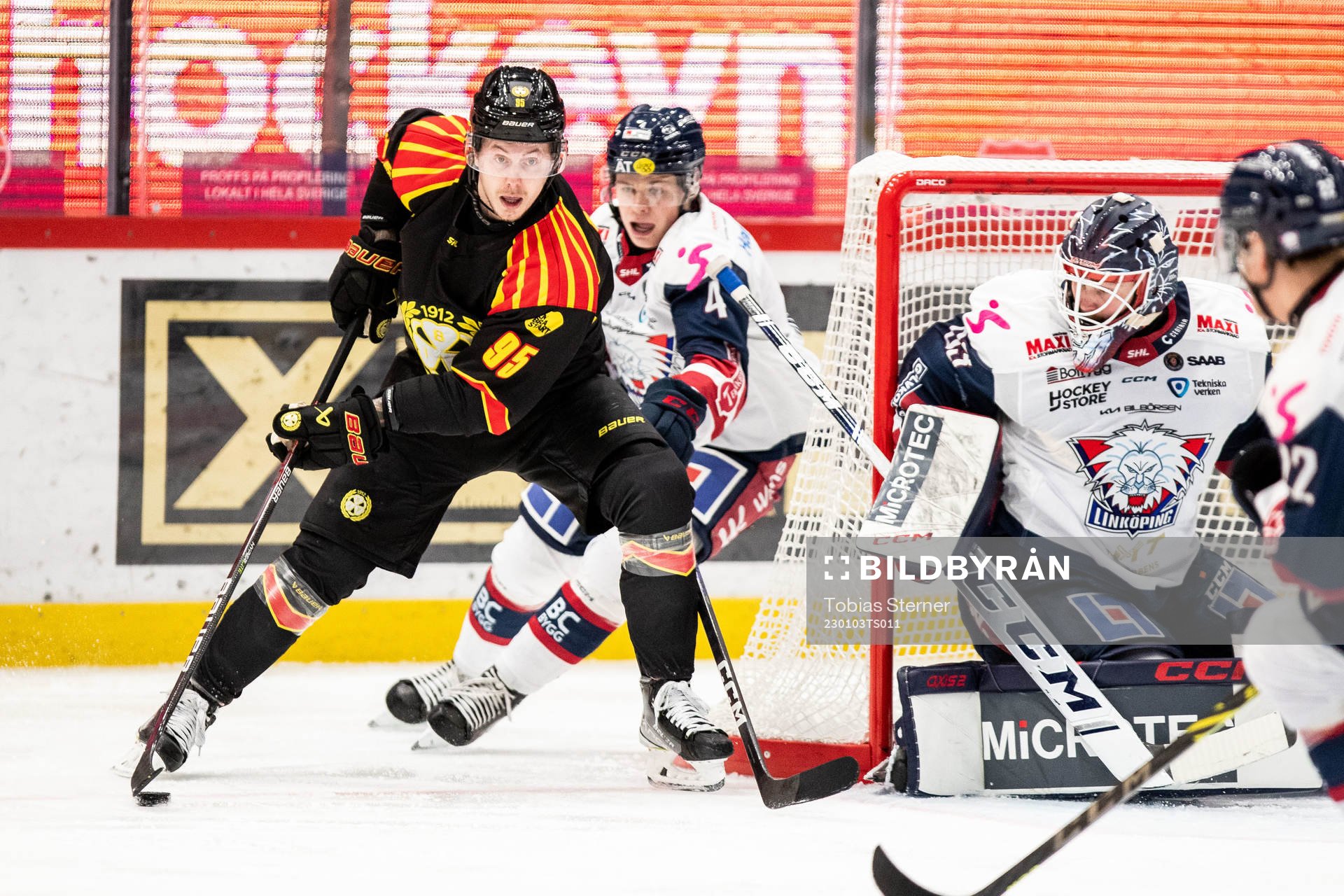 Brynäs Nick Olesen och Linköpings målvakt Marcus Högberg