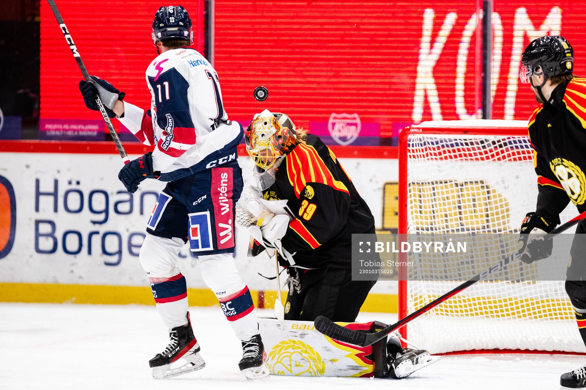 Linköpings Henrik Törnqvist och Brynäs målvakt Anders
