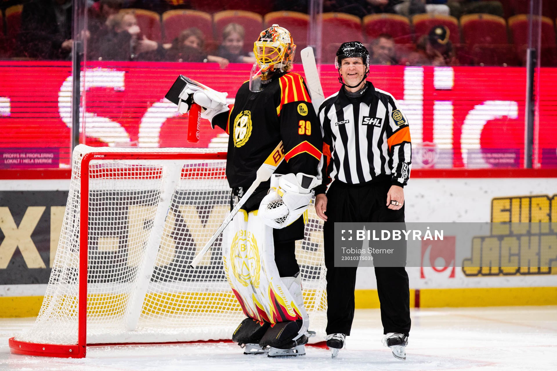 Brynäs målvakt Anders Lindbäck och Domare Mikael Nord