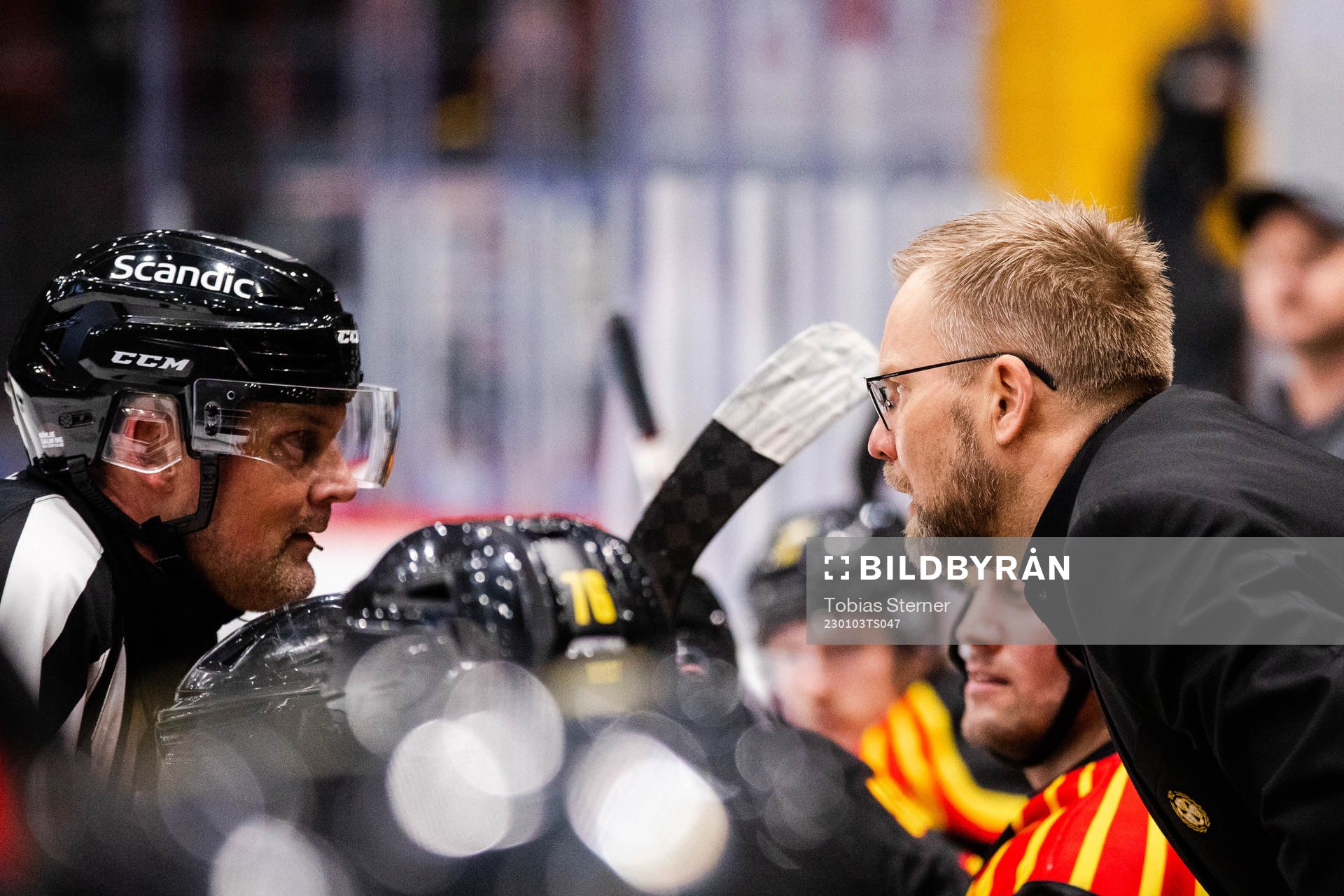 Domare Mikael Nord och Brynäs tränare Mikko Manner