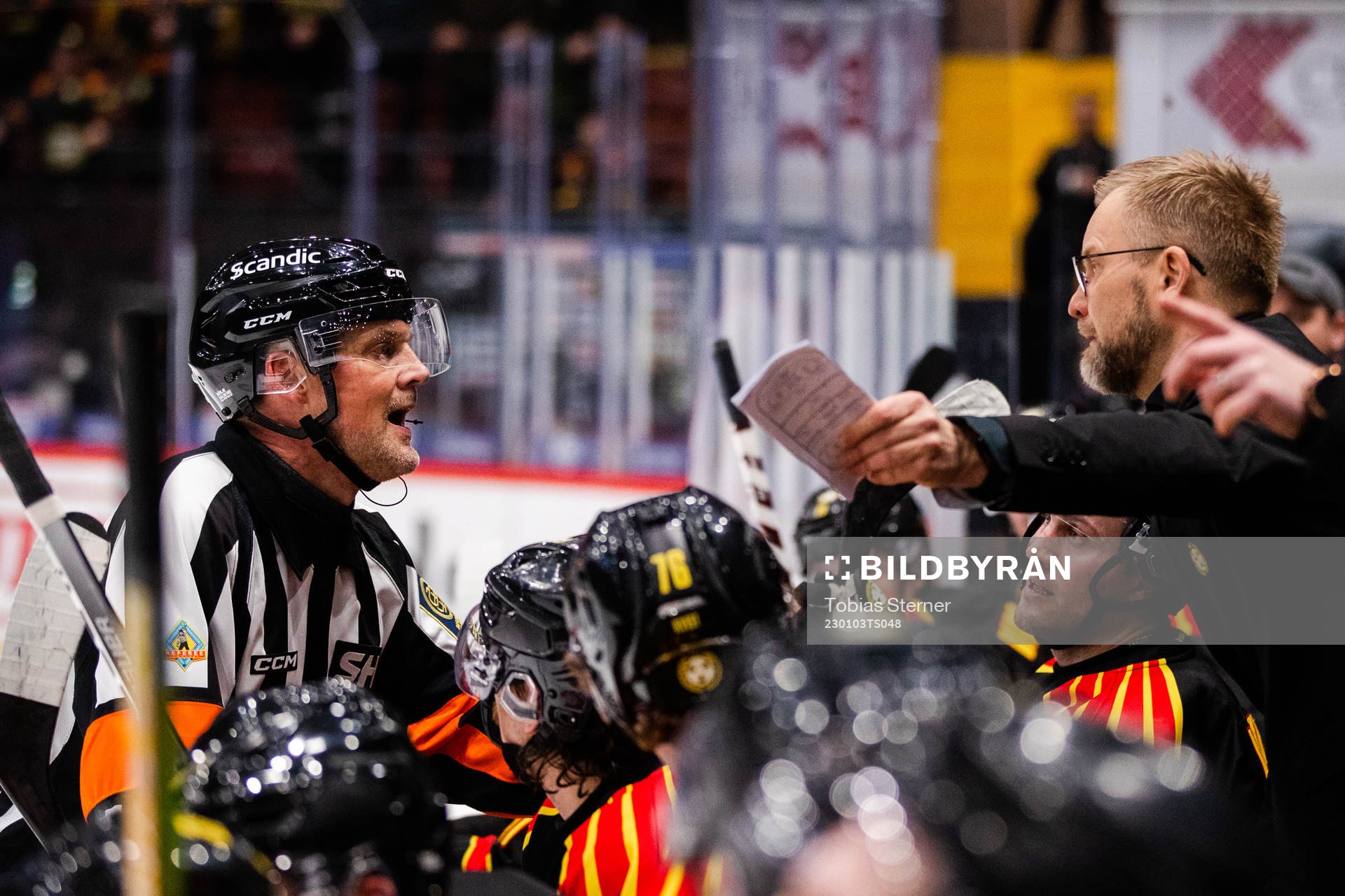 Domare Mikael Nord och Brynäs tränare Mikko Manner