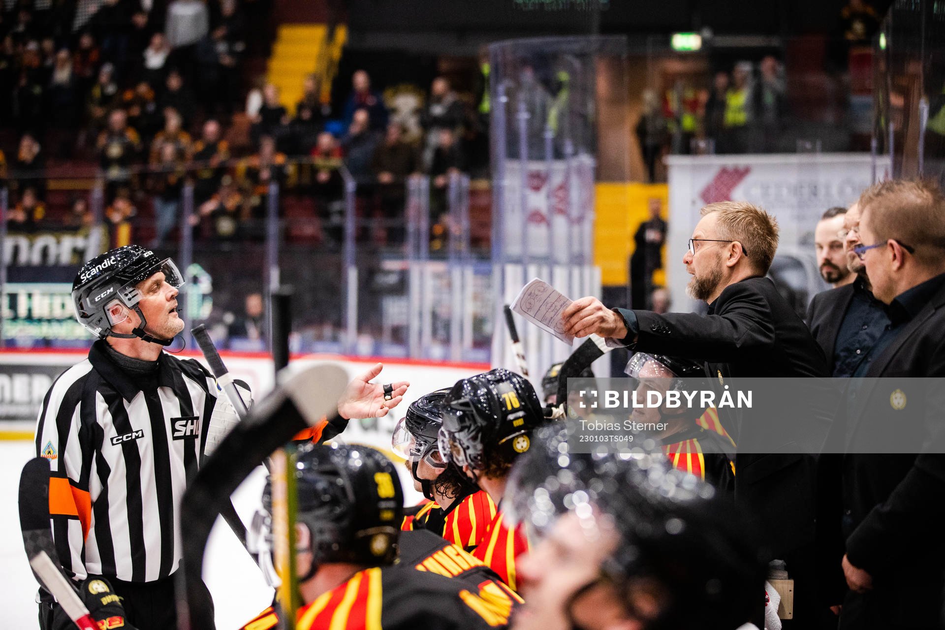 Domare Mikael Nord och Brynäs tränare Mikko Manner