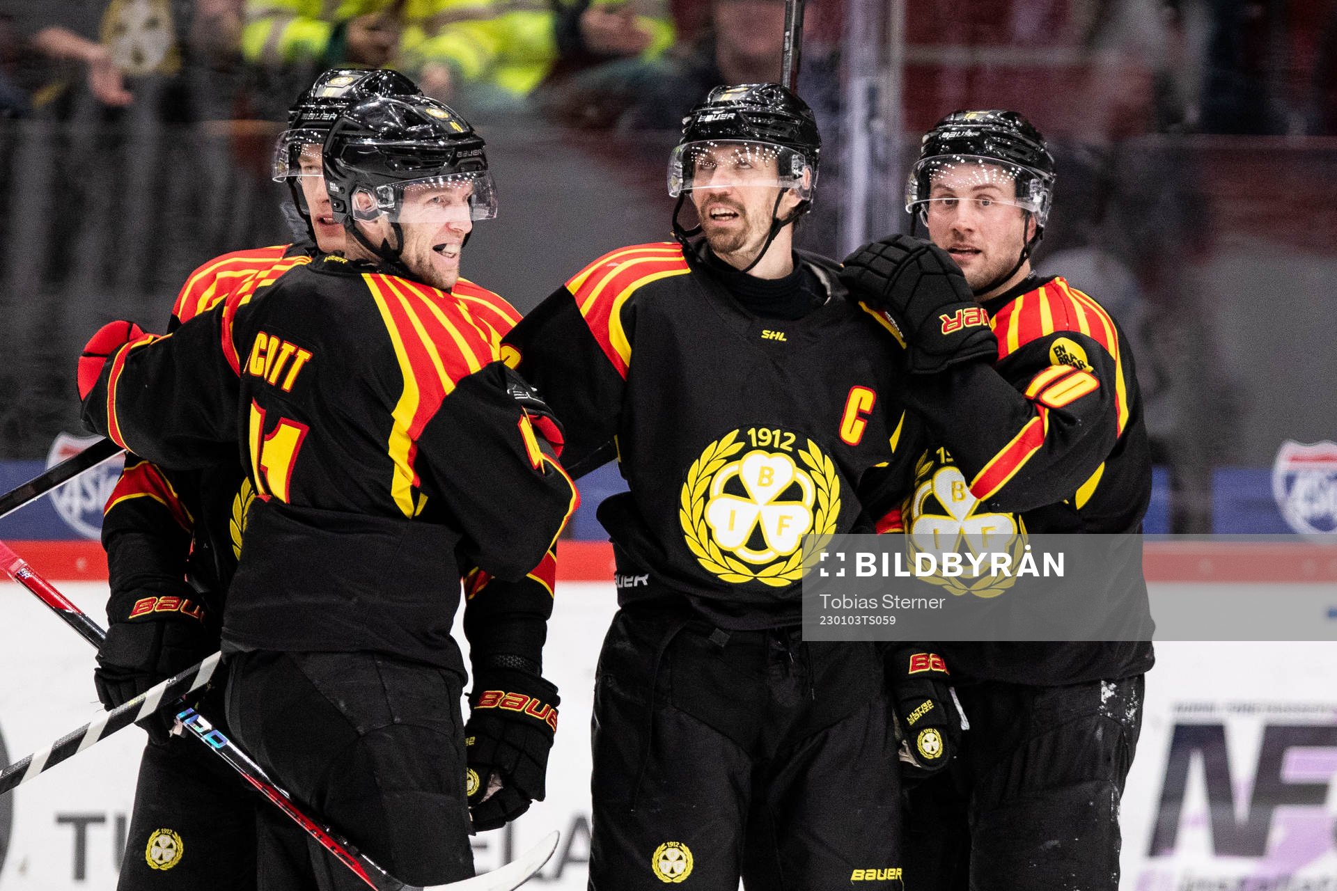 Brynäs Anton Rödin jublar med lagkamrater