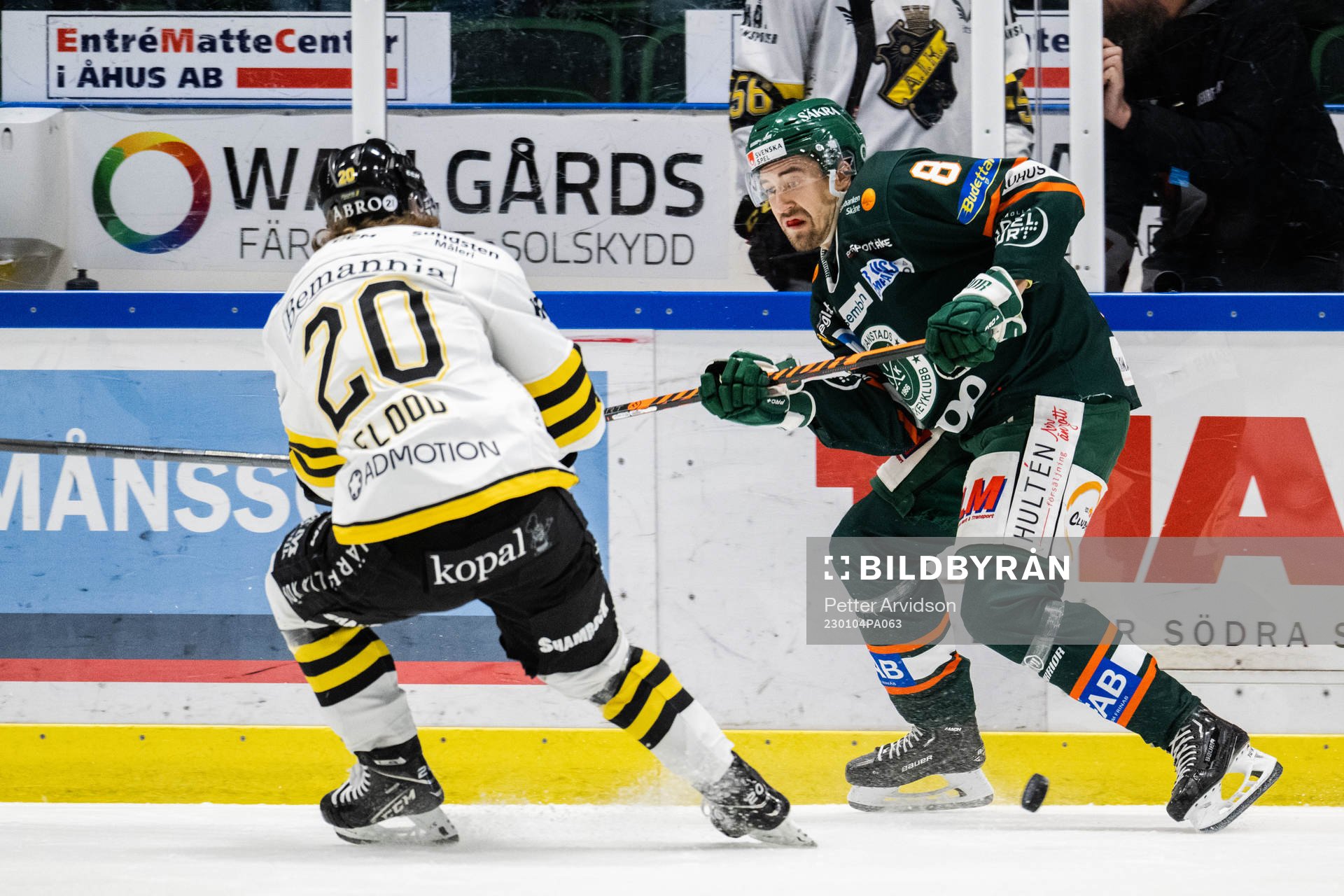 AIKs Erik Flood och Kristianstads Robin Carlsson