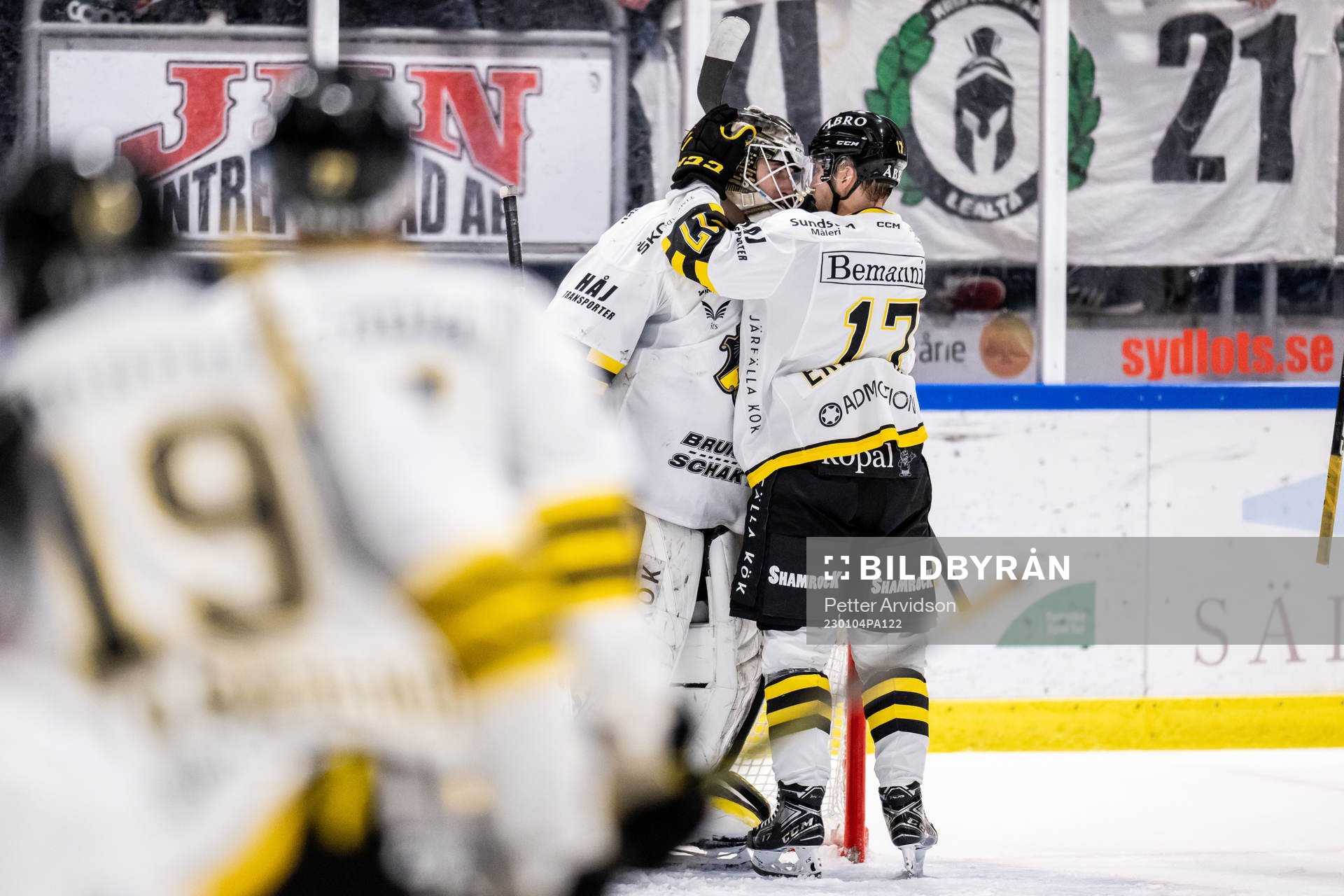 AIKs målvakt Claes Endre och William Eriksson jublar