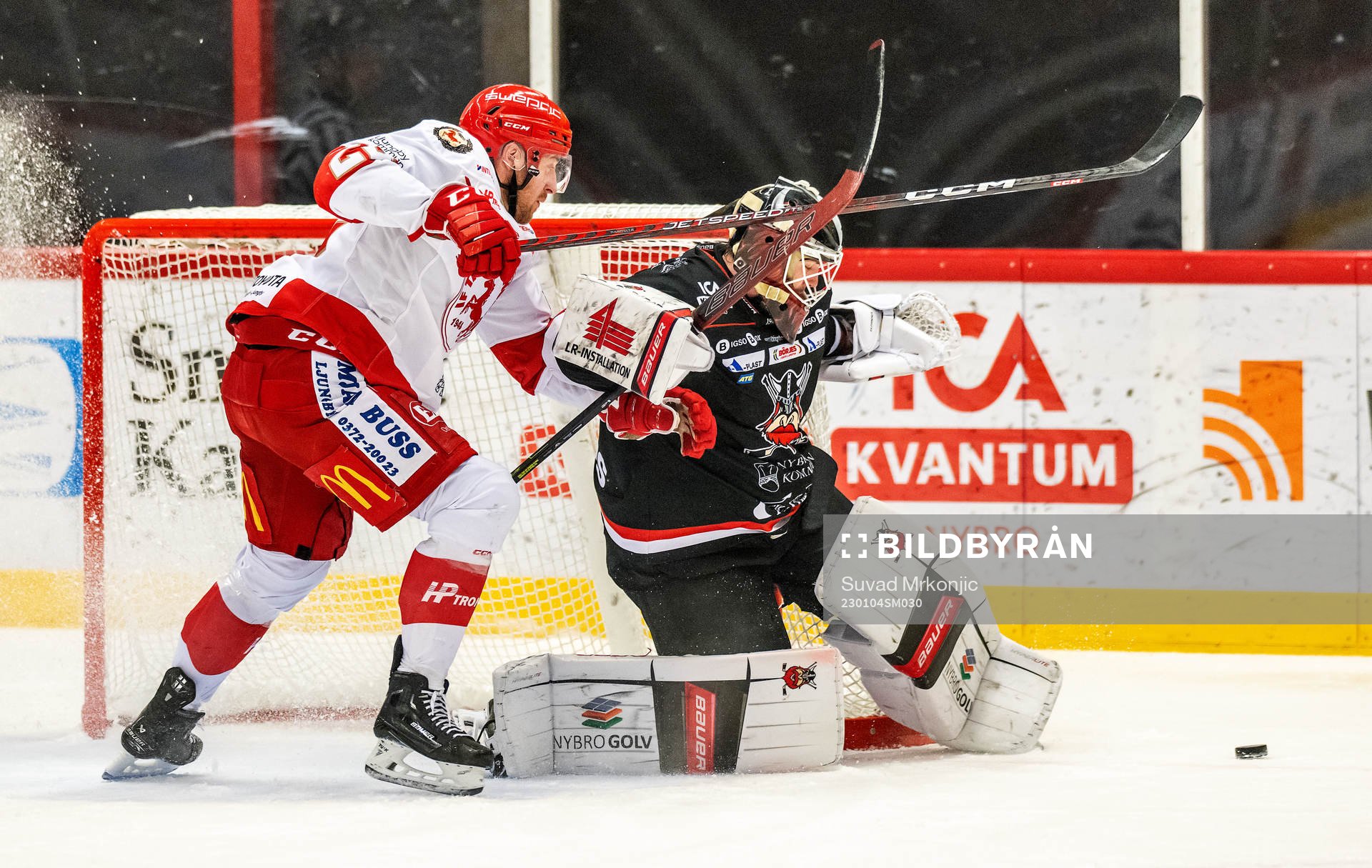 Troja/Ljungbys Carl-Johan Sjögren och Nybros målvakt