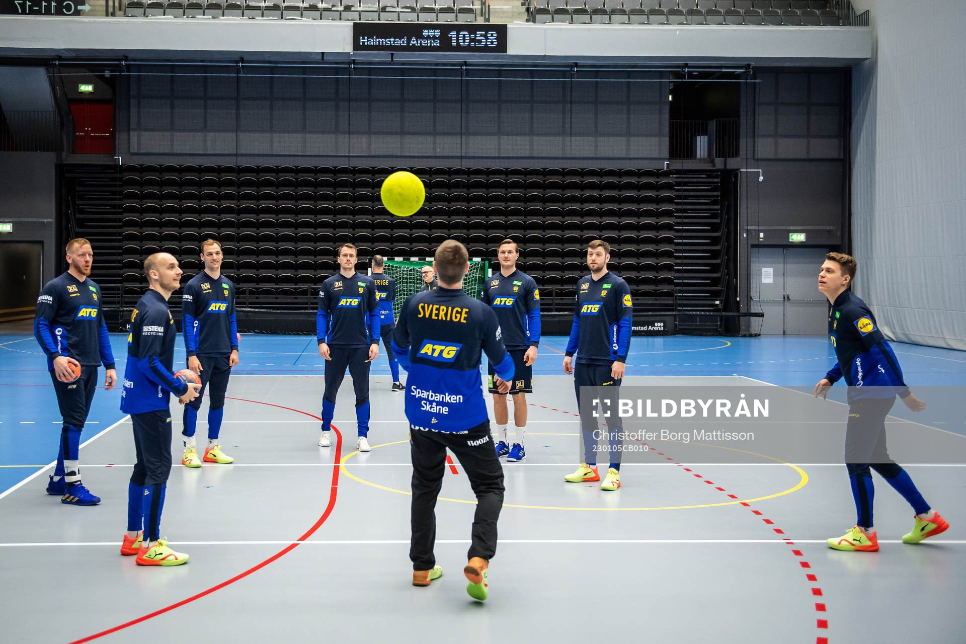 Spelarna värmer upp med fotboll