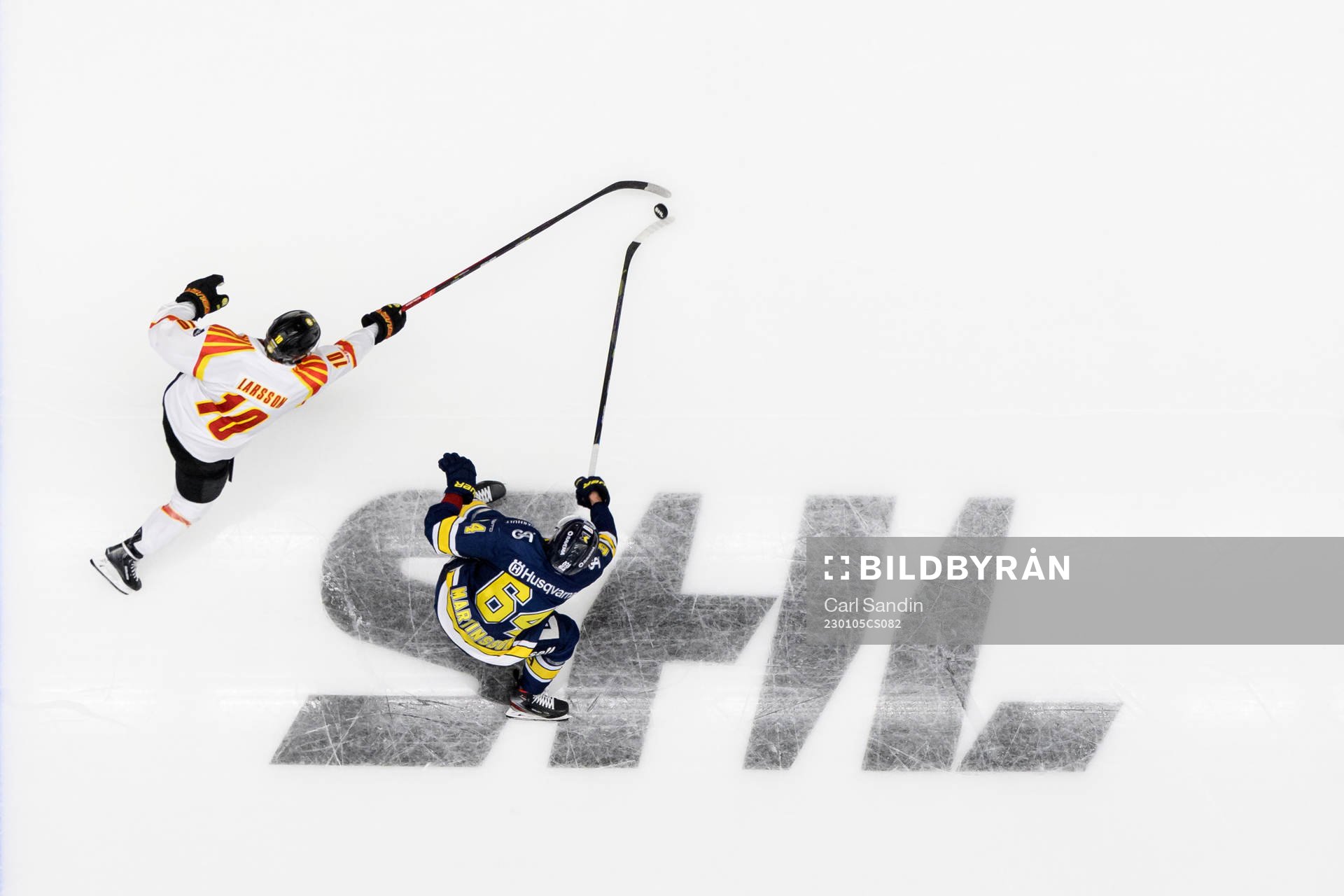 Brynäs Johan Larsson och HV71s Eric Martinsson