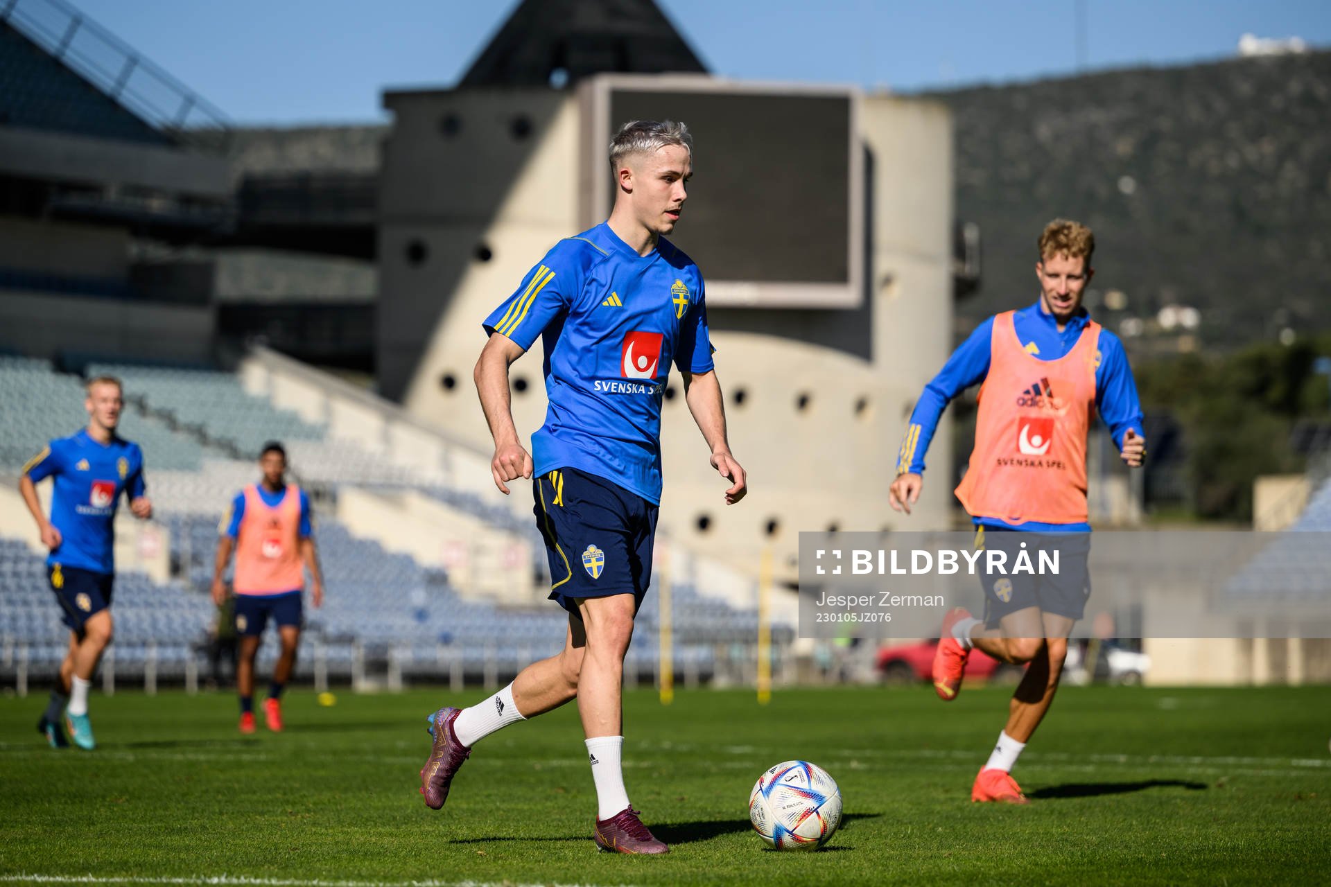 Jacob Ondrejka and Samuel Gustafson of the Swedish men's football national team at a training session on January 5, 2023 in Faro. 