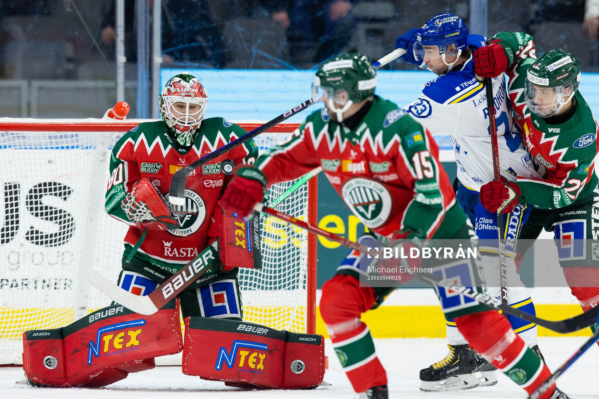 Leksands Mikael Ruohomaa oroar framför Frölundas målvakt