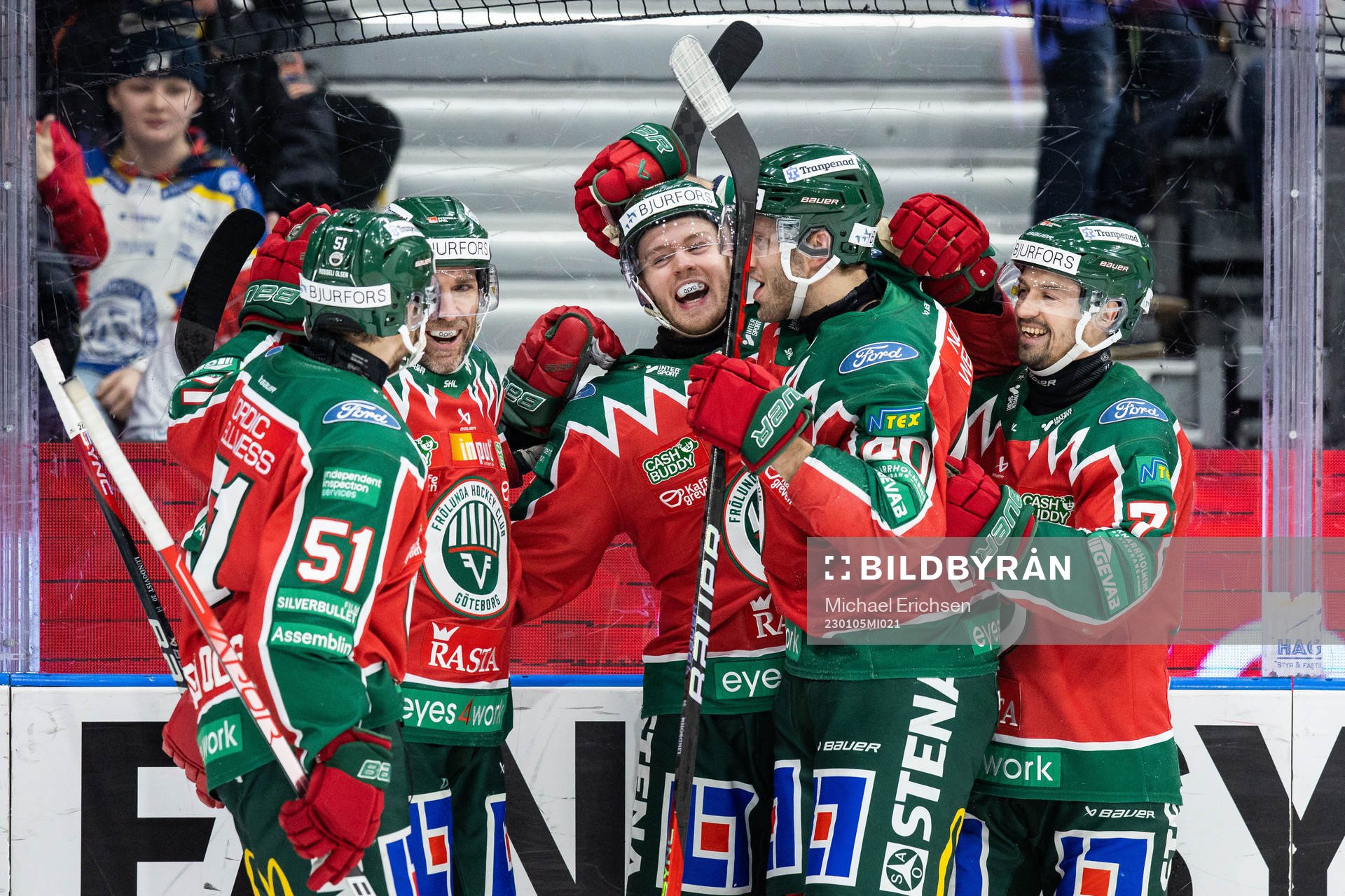 Frölundas Filip Johansson jublar med lagkamrater