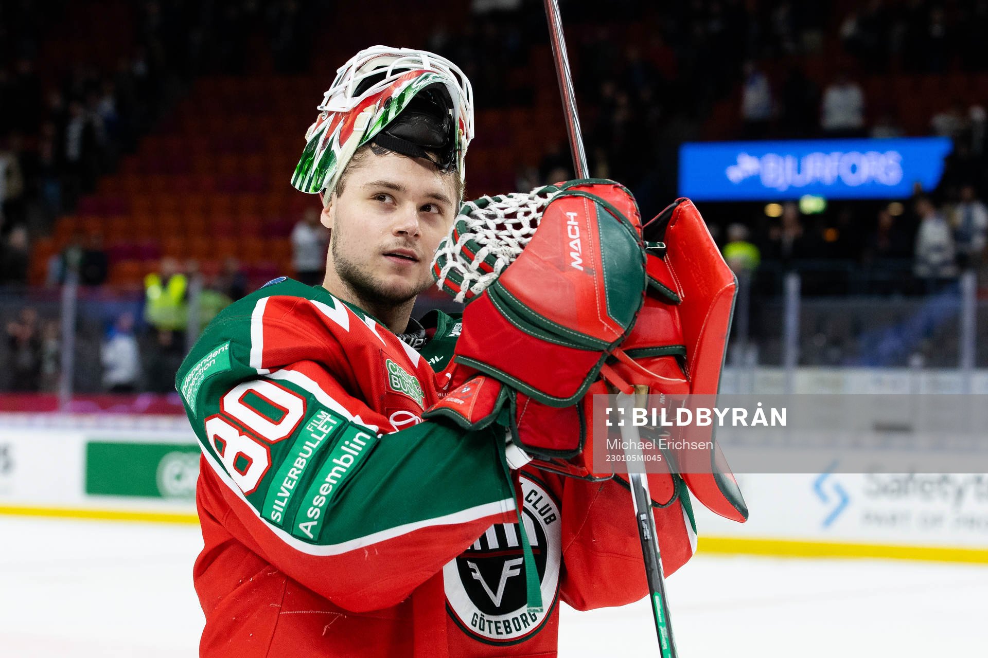 Frölundas målvakt Frederik Dichow jublar