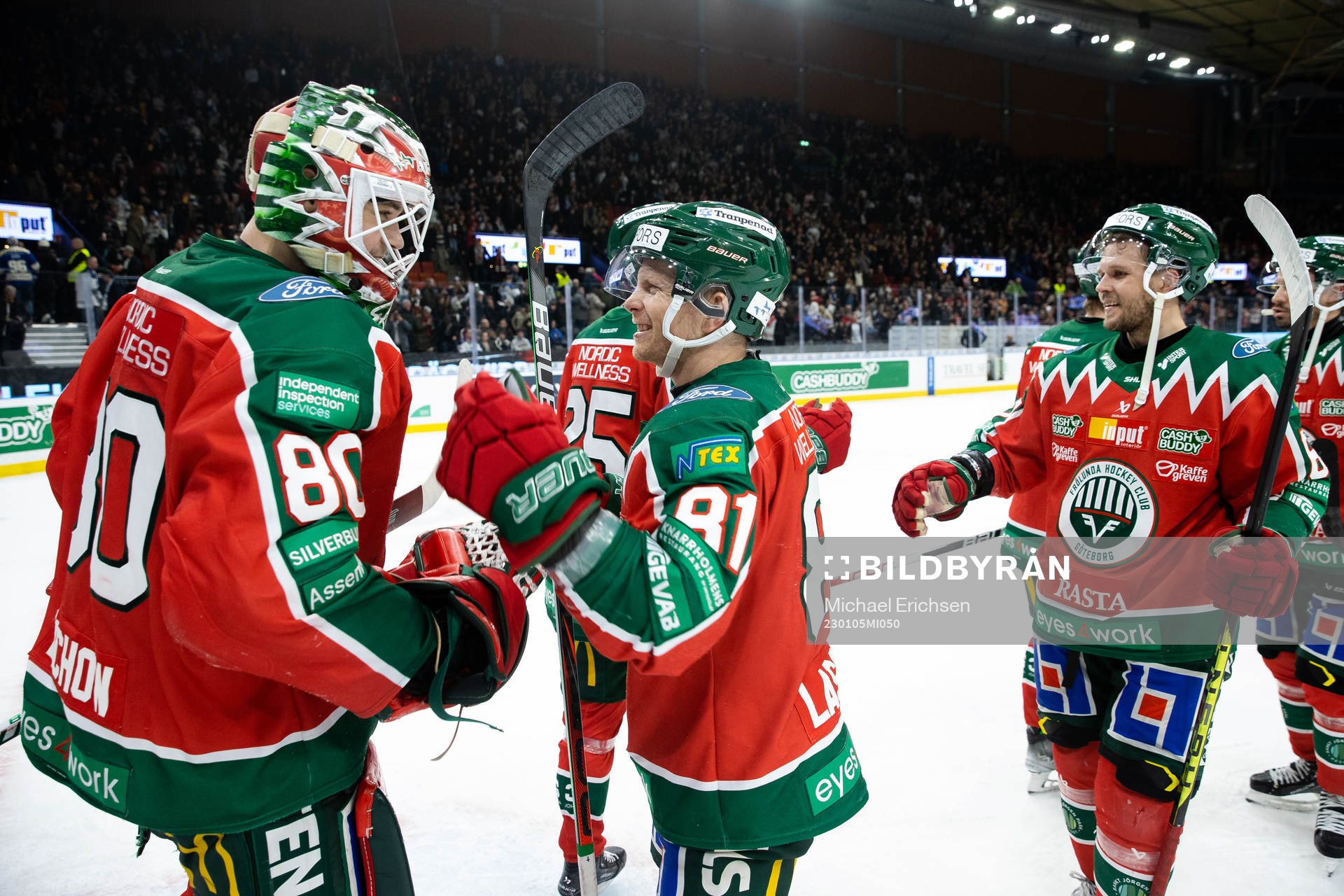 Frölundas målvakt Frederik Dichow och Ryan Lasch jublar