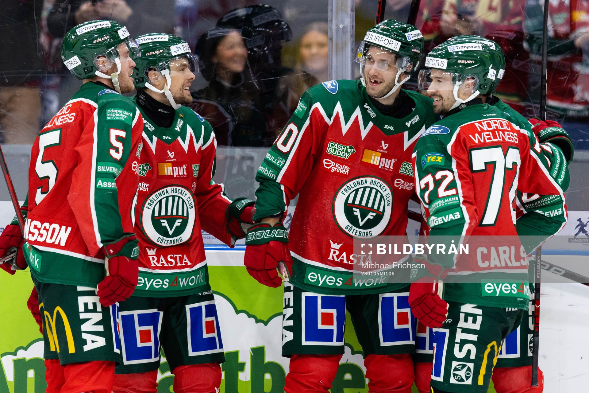 Frölundas Petteri Lindbohm jublar med lagkamrater
