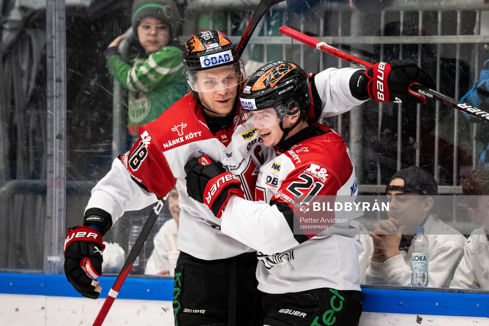 Örebros Rodrigo Abols och Linus Öberg jublar