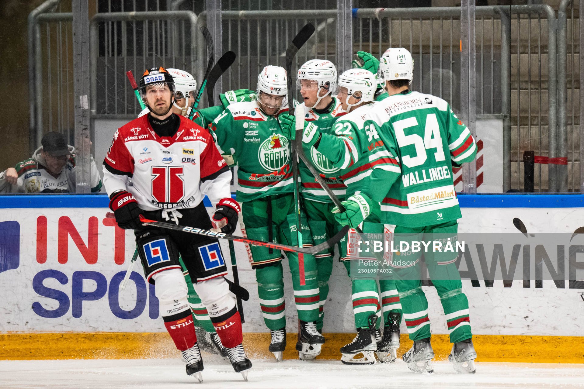 Rögles Oskar Stål-Lyrenäs jublar med lagkamrater