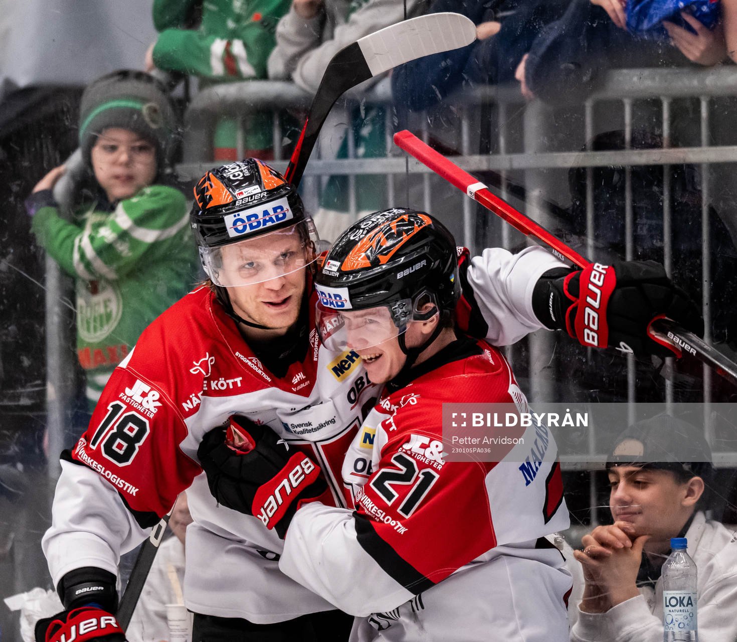 Örebros Rodrigo Abols och Linus Öberg jublar