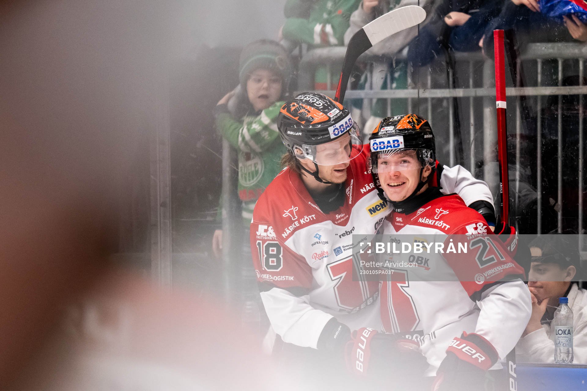 Örebros Rodrigo Abols och Linus Öberg jublar