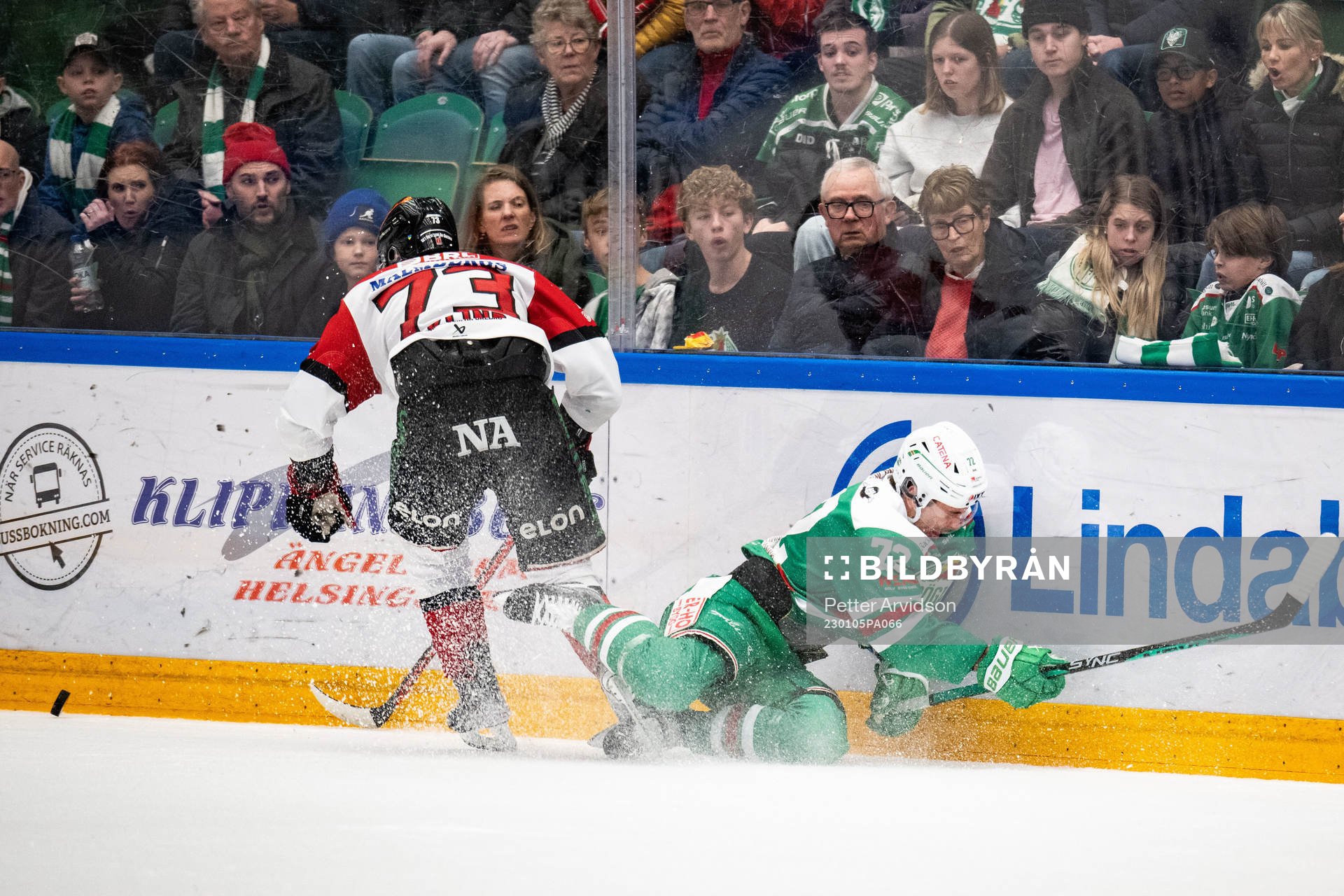 Rögles Daniel Zaar tacklas av Örebros Oliver Eklind
