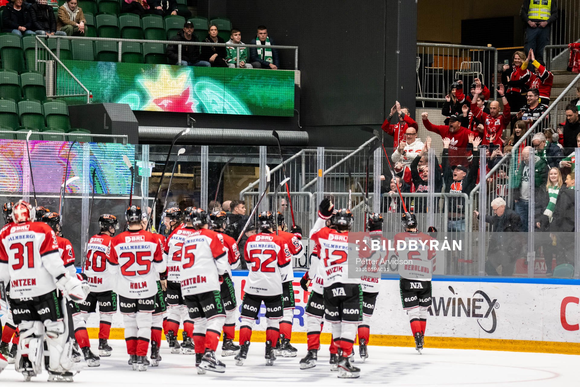Örebros spelare jublar mot sina supportrar