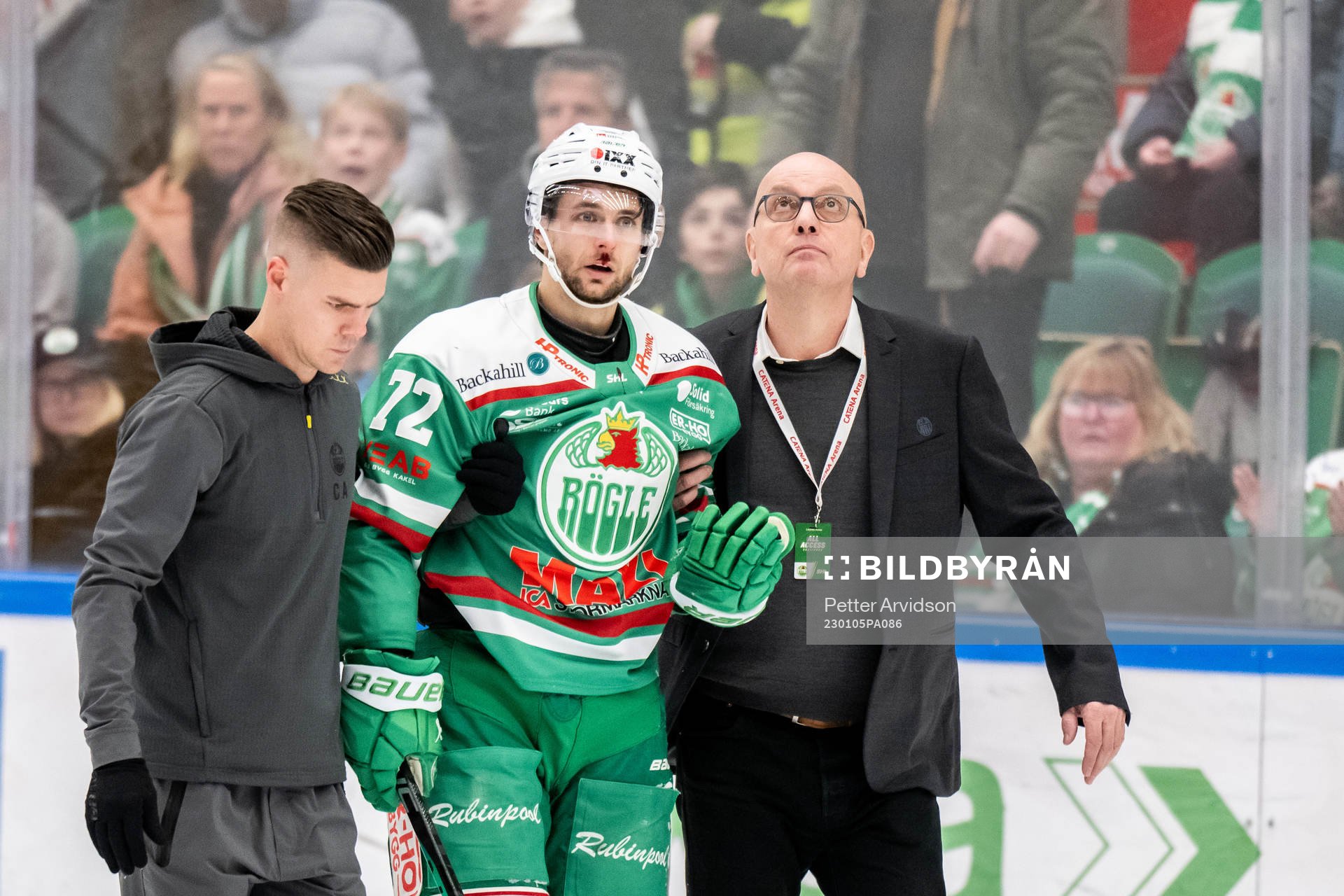 Rögles Daniel Zaar får hjälp av isen