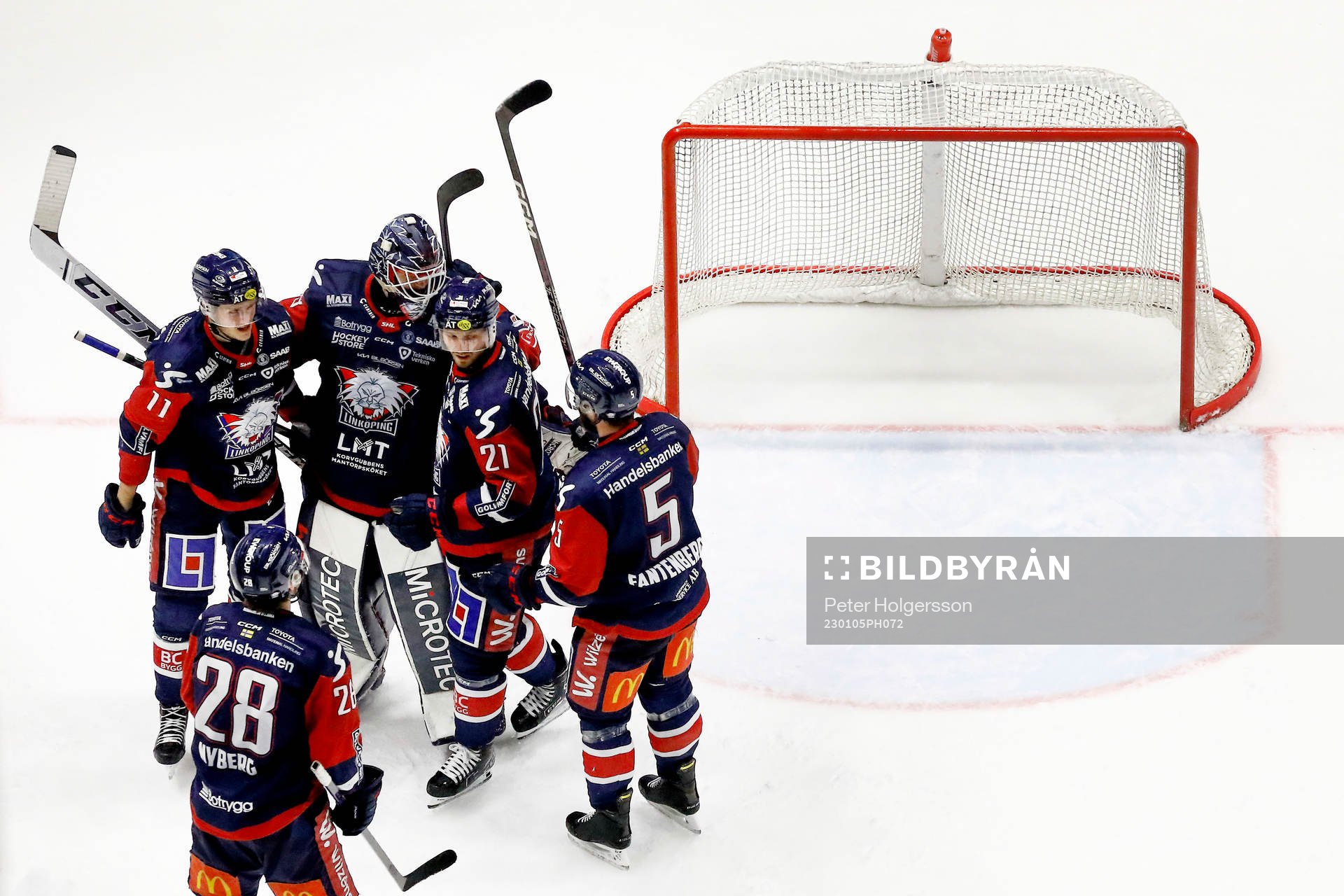 Linköpings spelare jublar med målvakt Marcus Högberg