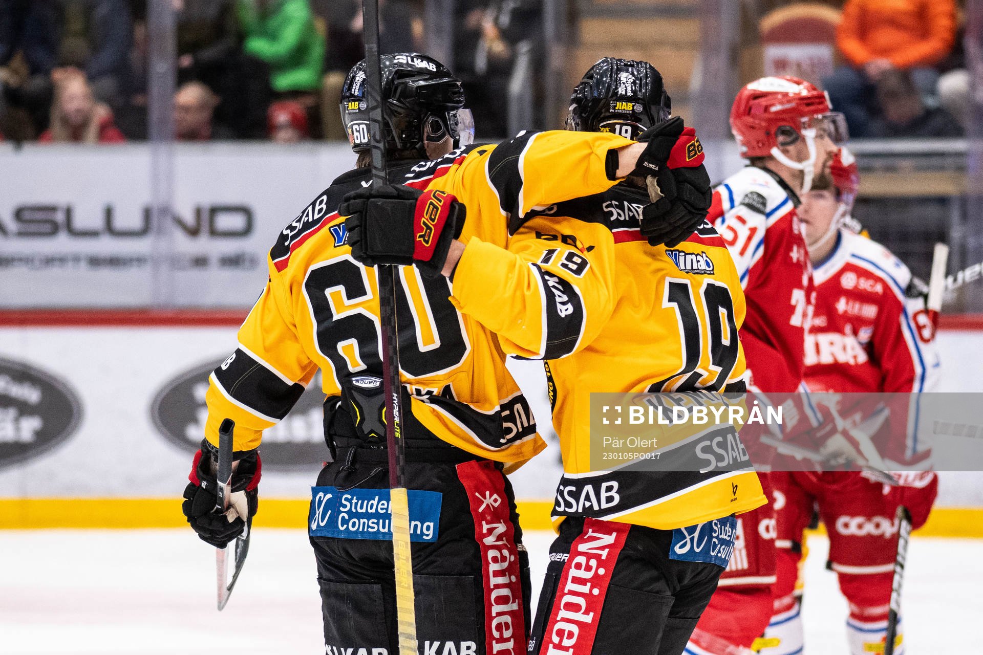 Luleås Julius Honka jublar med lagkamrater