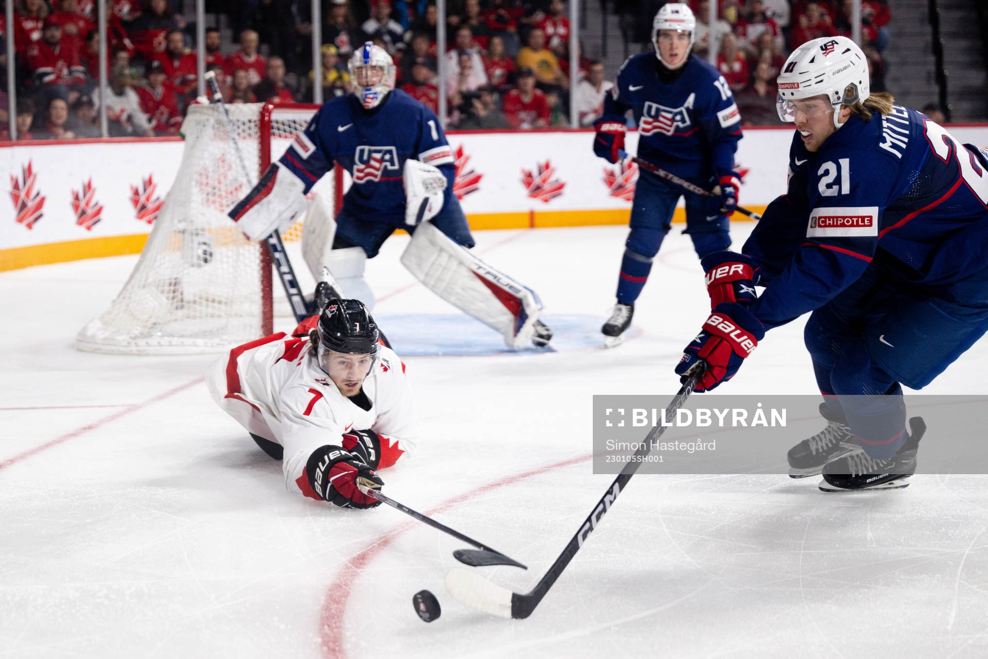 Brennan Othmann of Canada and Luke Mittelstadt of USA