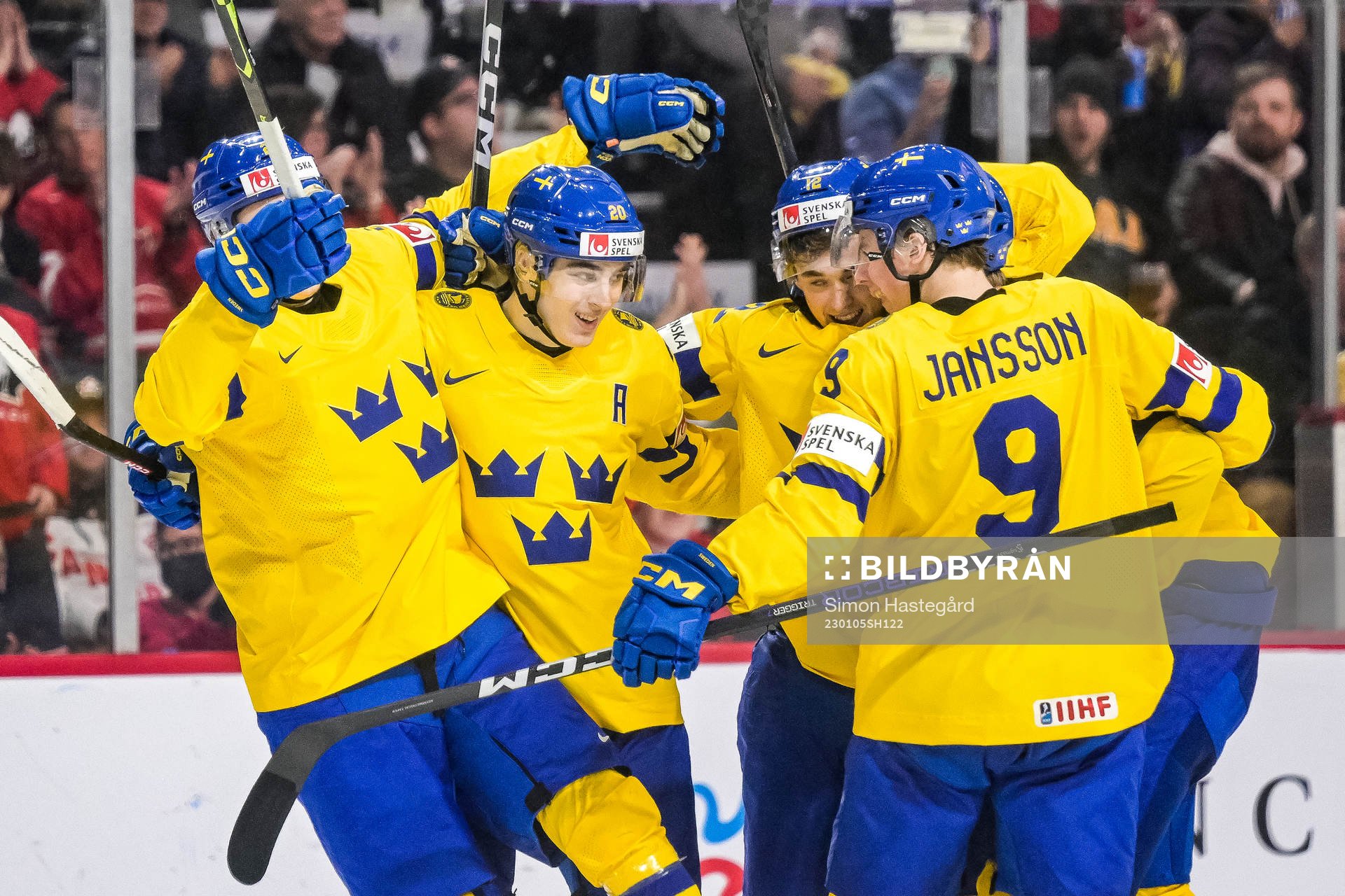 Noah Östlund of Sweden celebrates with Liam Öhgren and