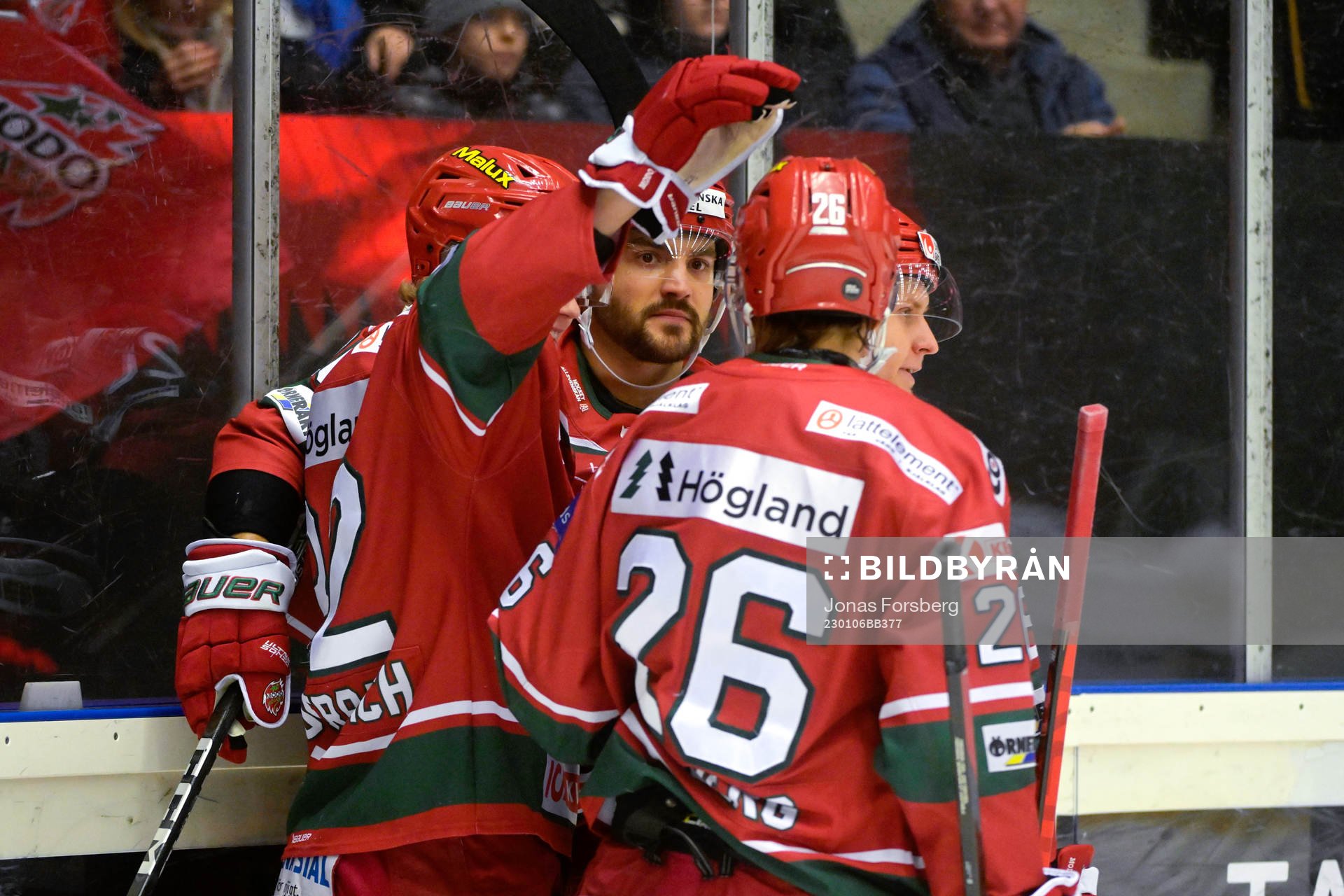 Modos Marcus Vela jublar med Emil Wahlberg och Theodor