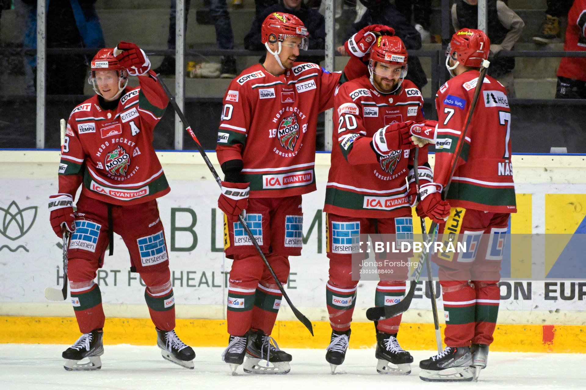 Modos Marcus Vela jublar med Erik Karlsson, David Bernhardt