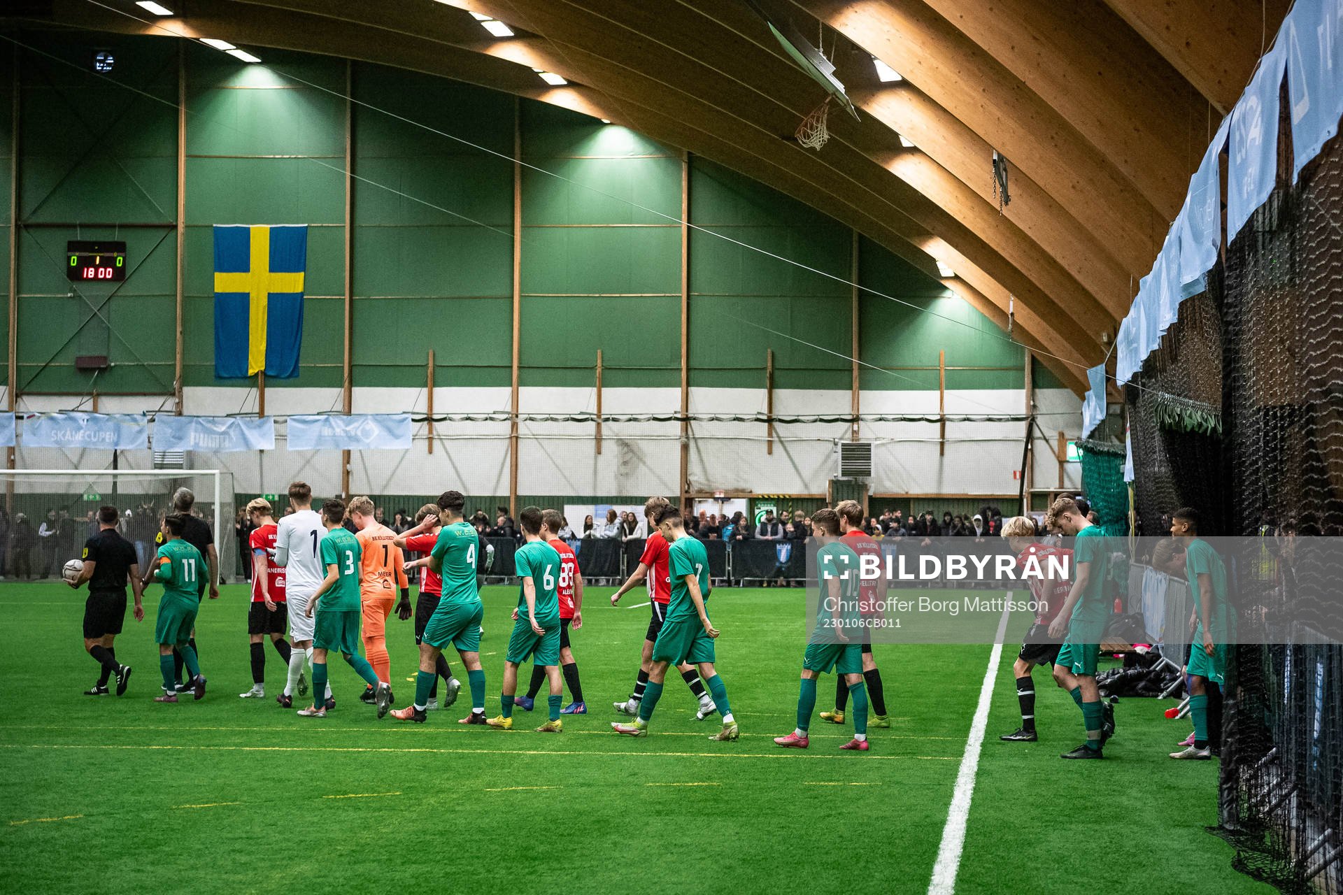 BK Olympic P16s och BK Höllviken P16s spelare gör entré
