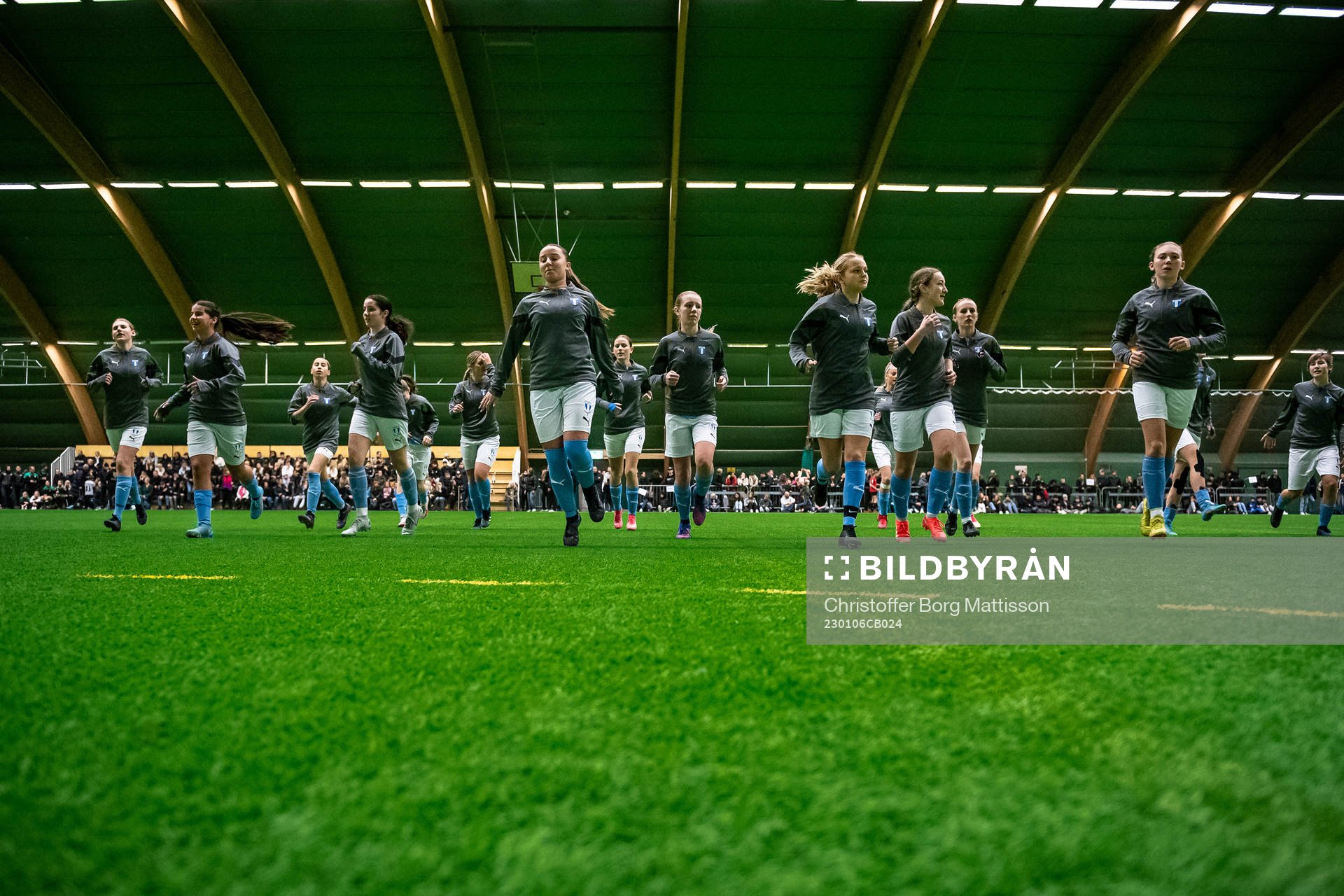 Malmö FF F16s spelare värmer upp