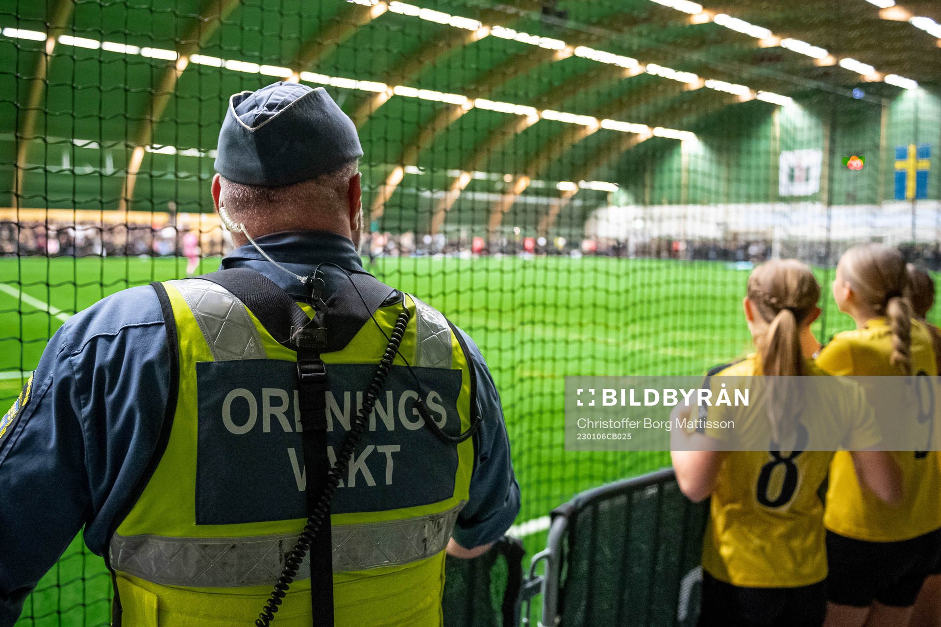 Ordningsvakt vid sidan om planen under ungdomsturneringen Skånecupen i fotboll den 6 januari 2023 i Malmö. 