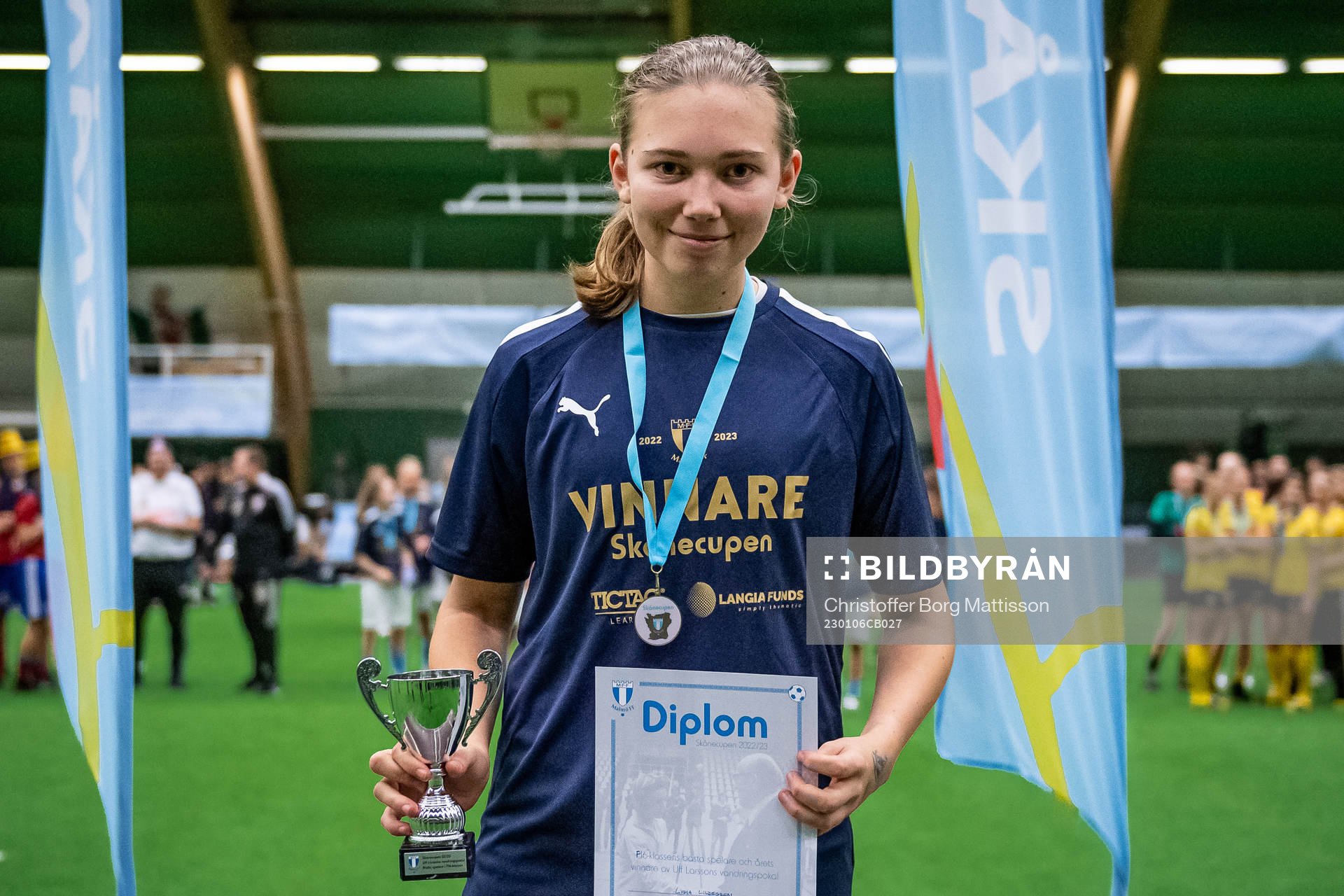 Malmö FF F16s Lydia Liljegren poserar för ett porträtt efter att ha mottagit priset som turneringens bästa sextonåriga spelare under ungdomsturneringen Skånecupen i fotboll den 6 januari 2023 i Malmö.