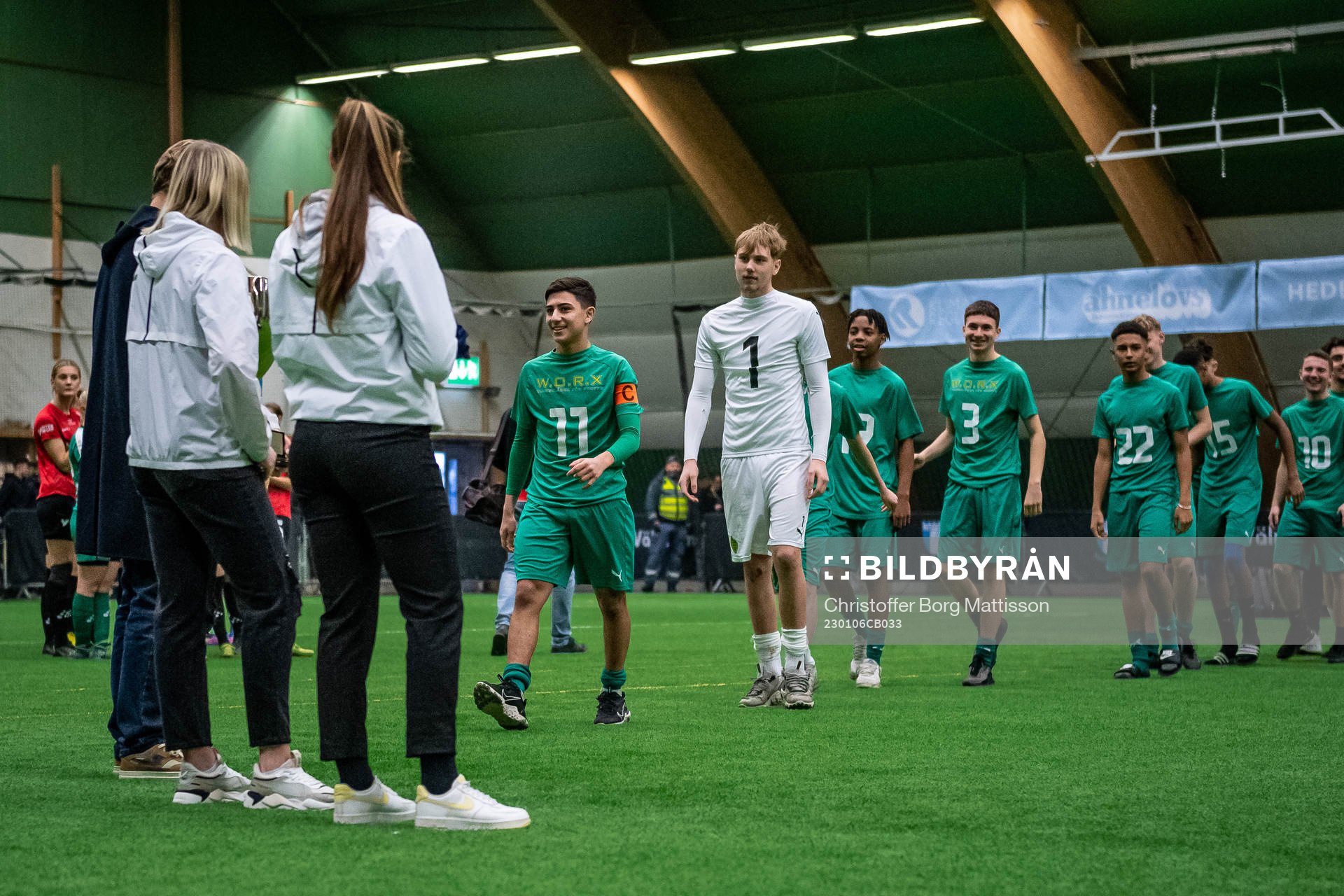 BK Olympic P16s spelare tar emot guldmedaljer