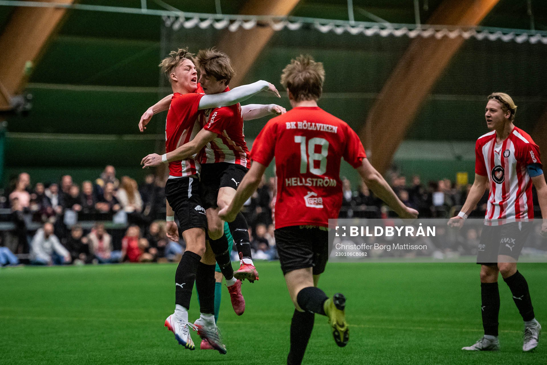 BK Höllviken P16s spelare jublar