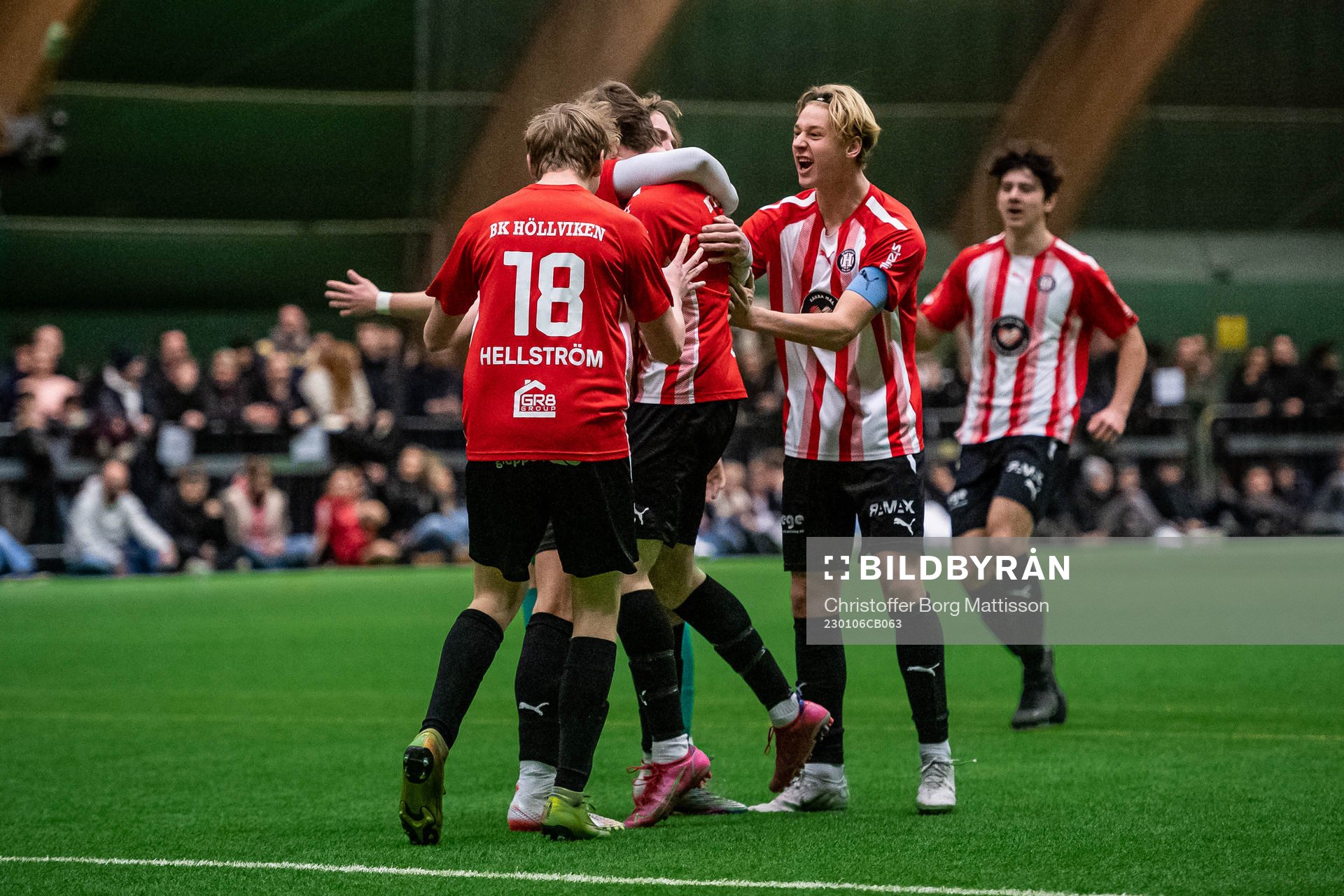 BK Höllviken P16s spelare jublar