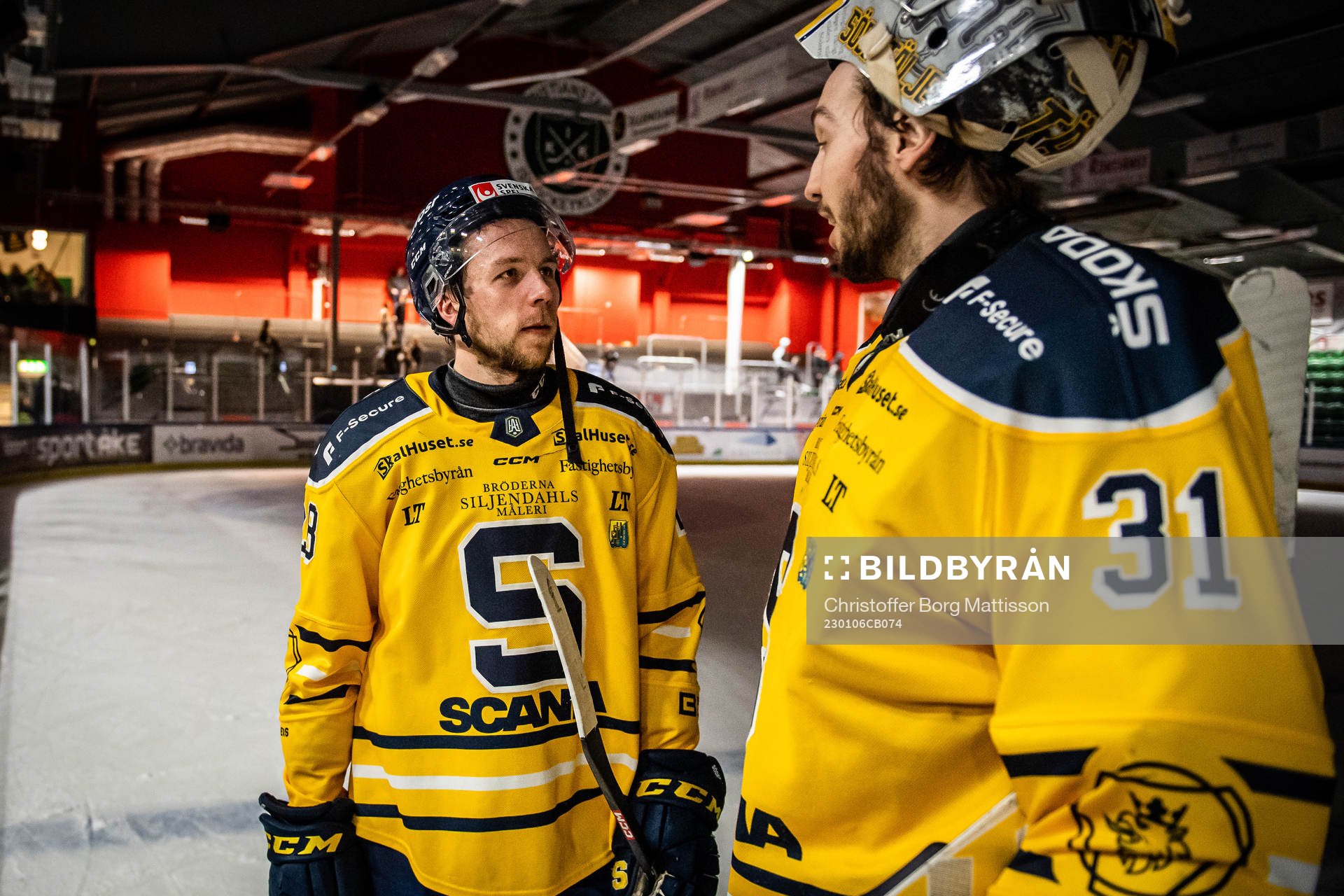 Södertäljes Emil Alba och målvakt Nikita Tolopilo