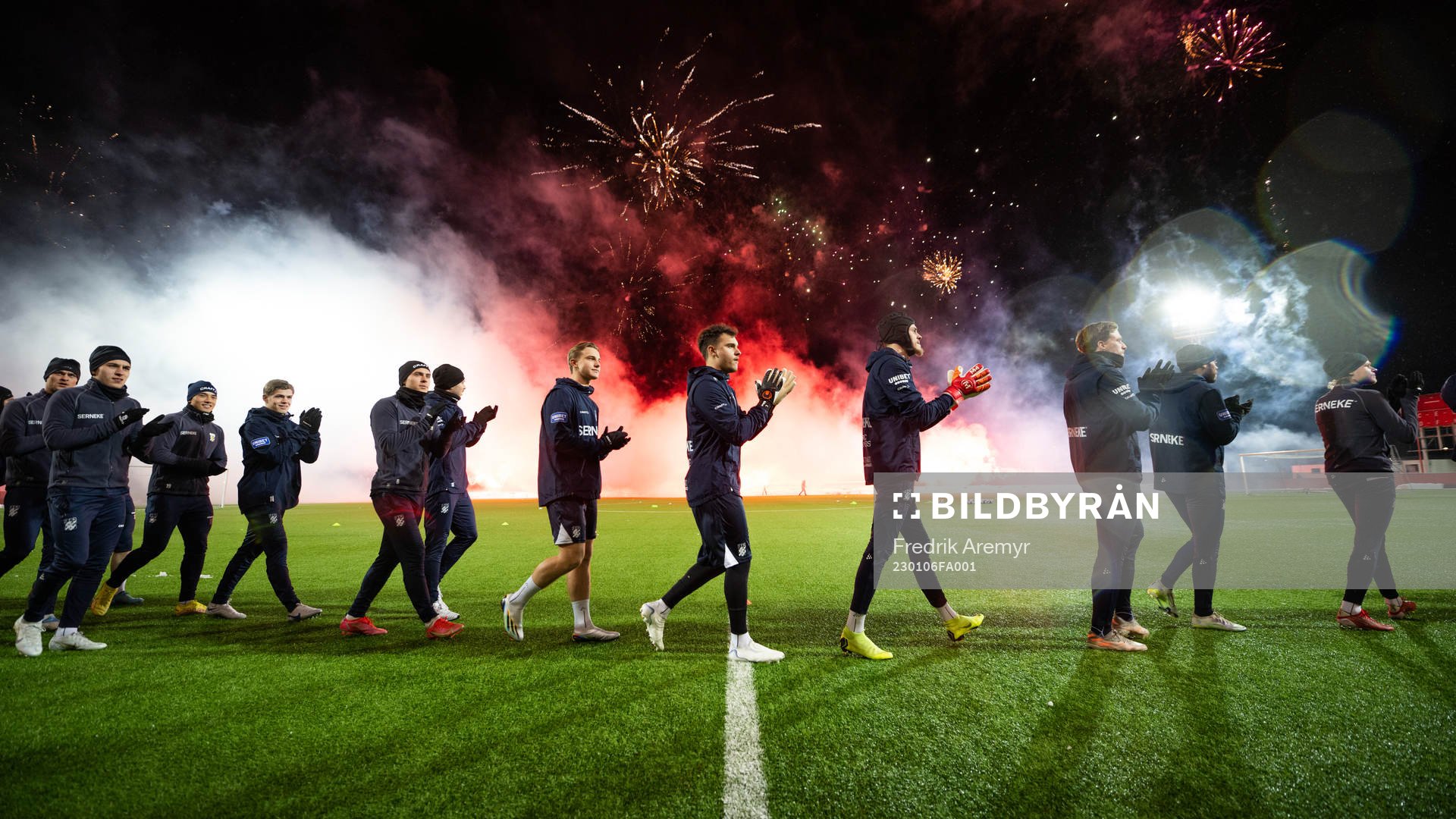 Supportrar bränner bengaler när spelarna gör entré
