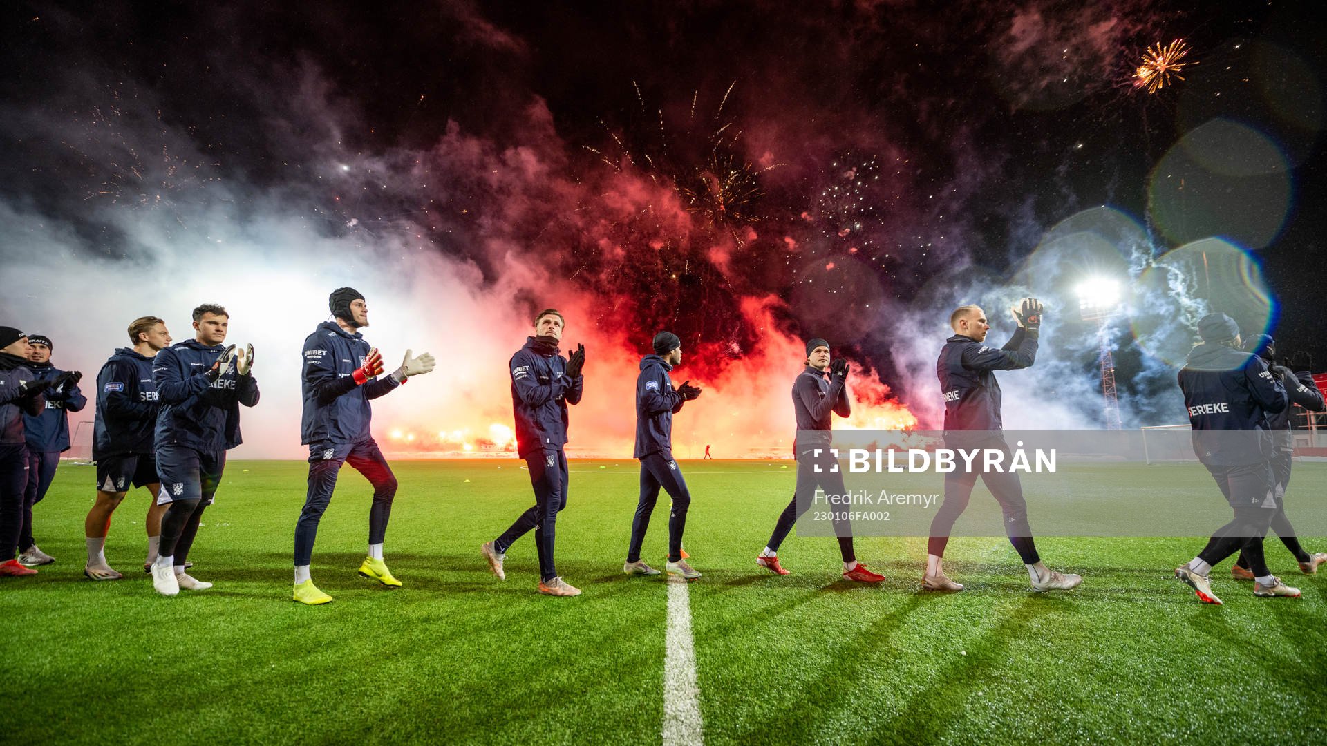 Supportrar bränner bengaler när spelarna gör entré