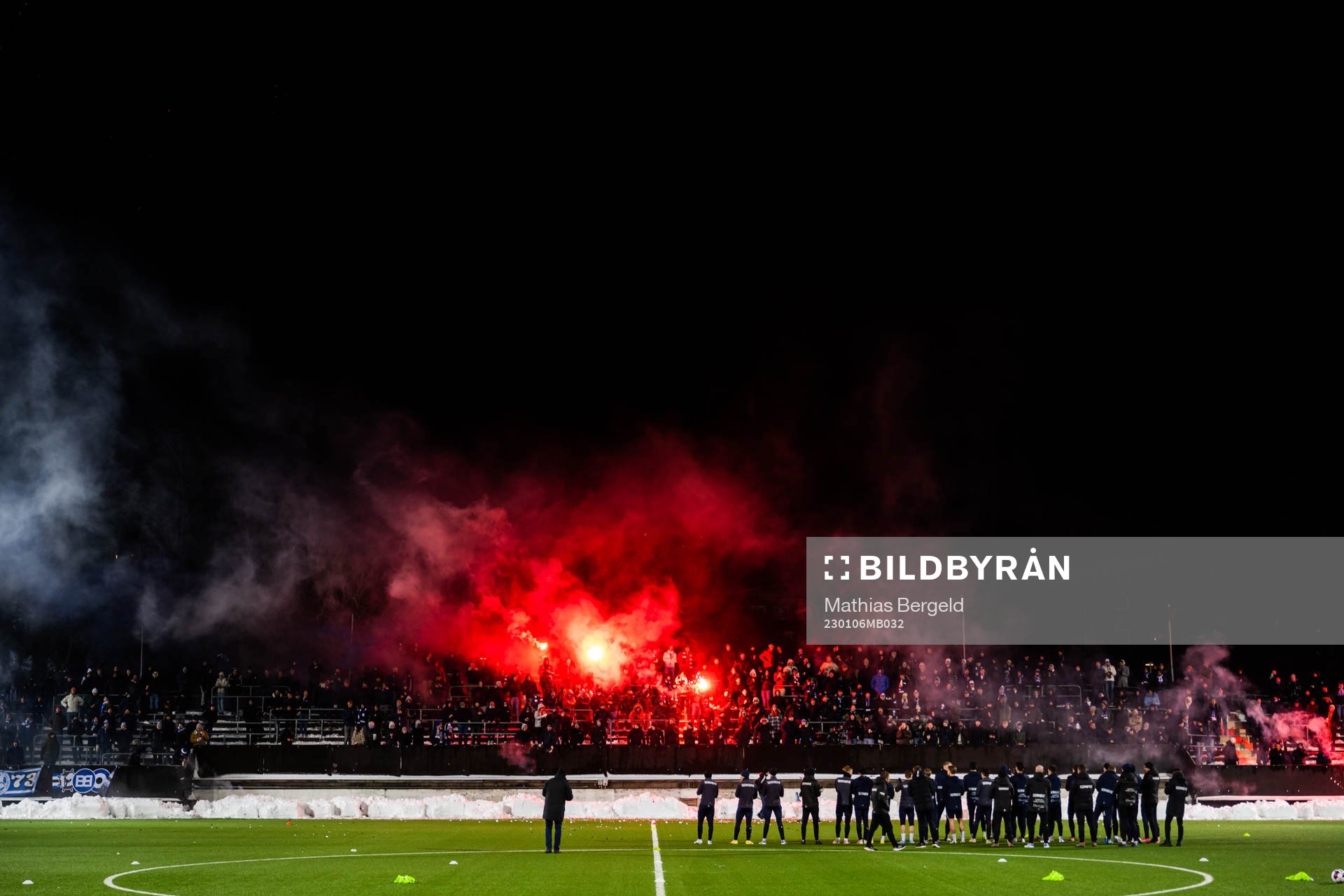 Supportrar bränner bengaler framför laget