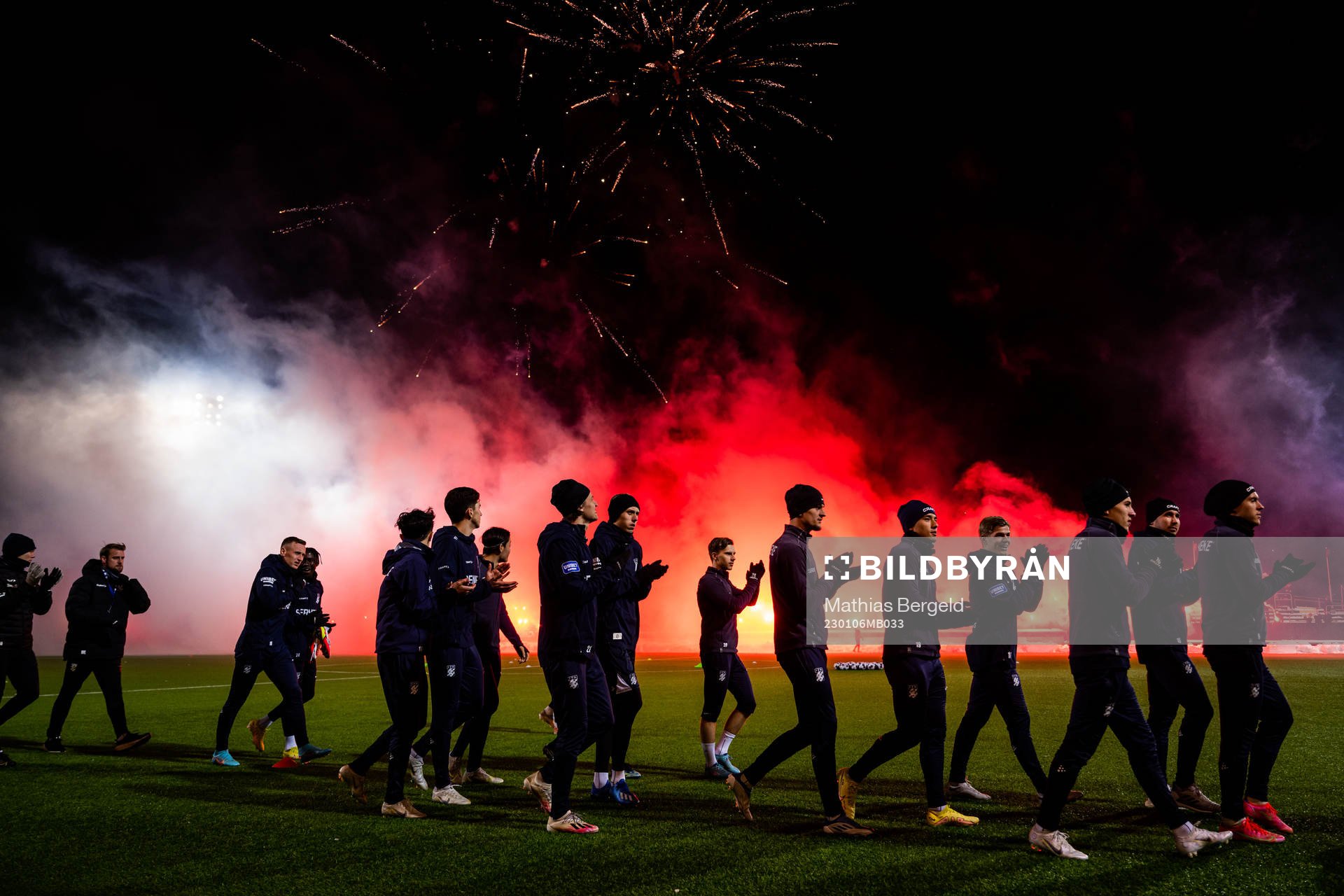 Spelarna gör entré medan supportrarna bränner bengaler