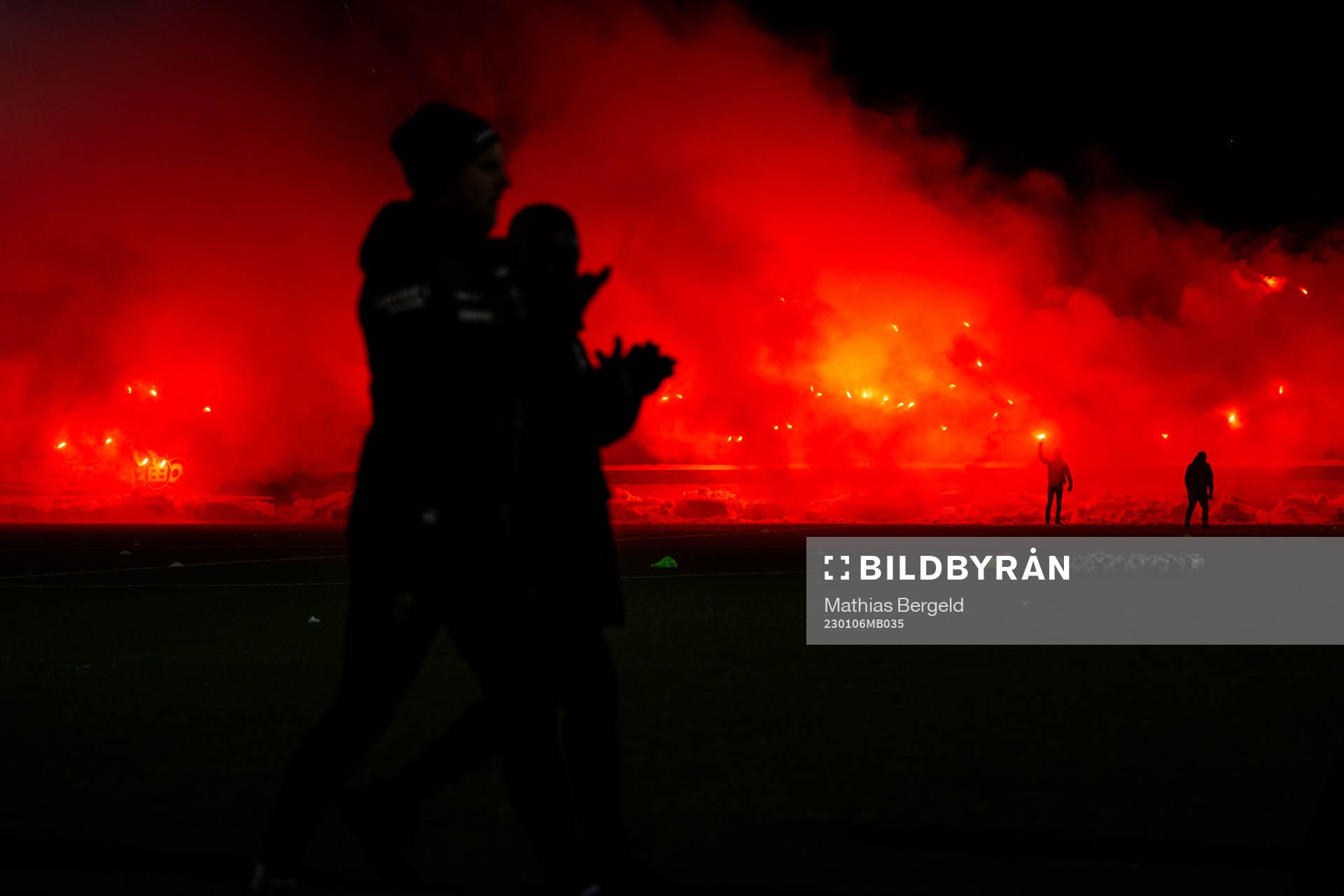 Supportrarna bränner bengaler när spelarna gör entré