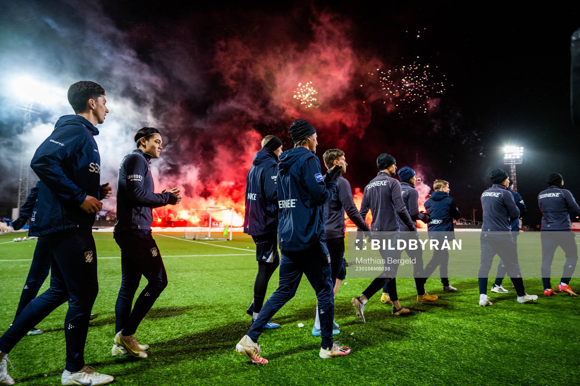 Spelarna gör entré medan supportrarna bränner bengaler