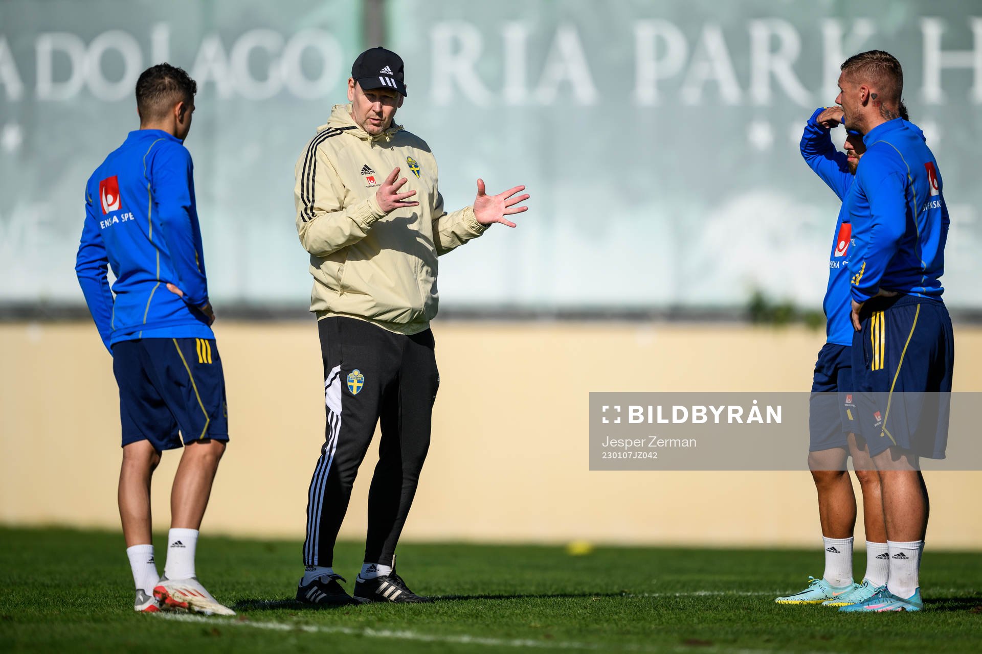 assistant coach Peter Wettergen wirh Yasin Ayari, Moustafa