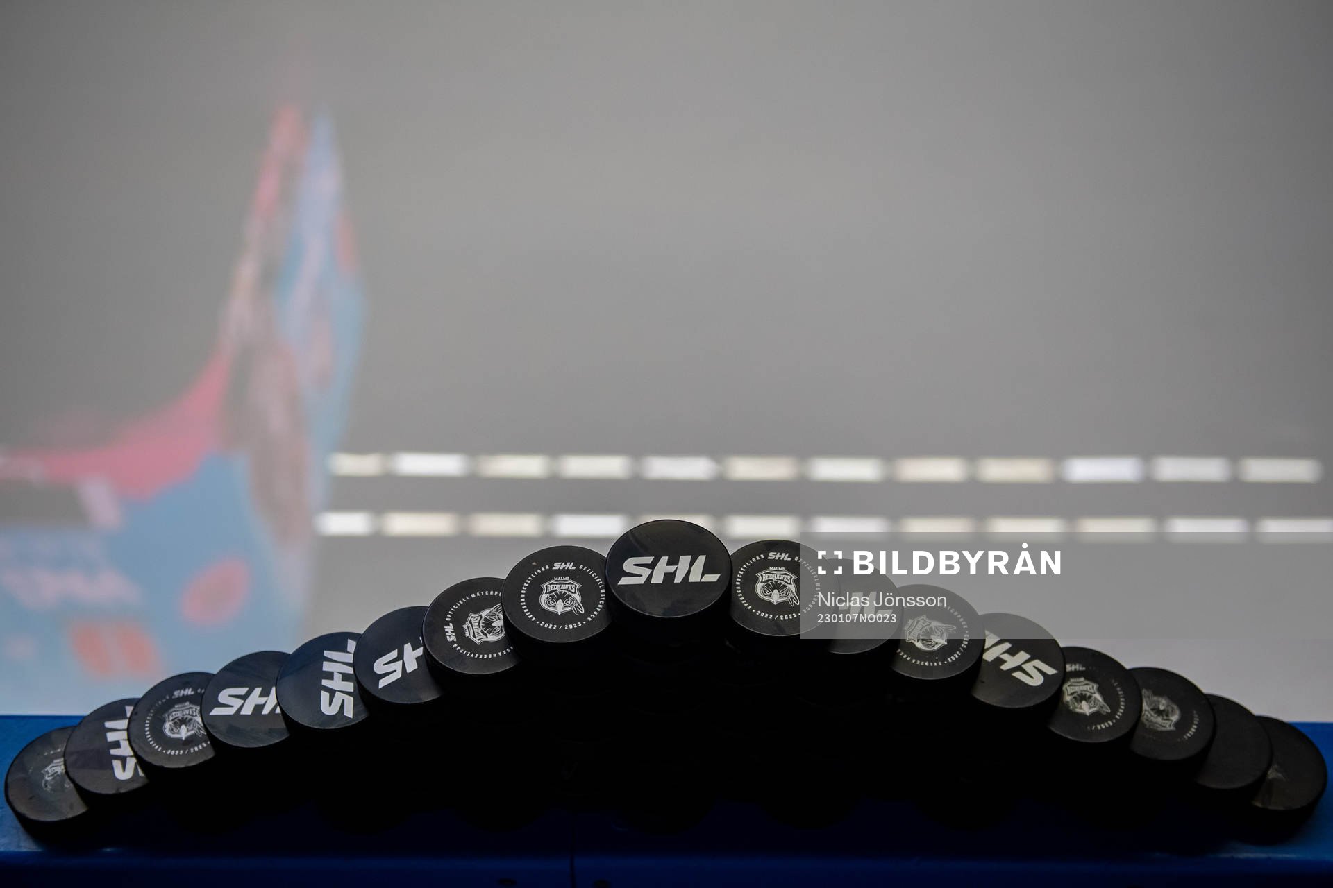 Puckar med Malmö Redhawks och SHL logga