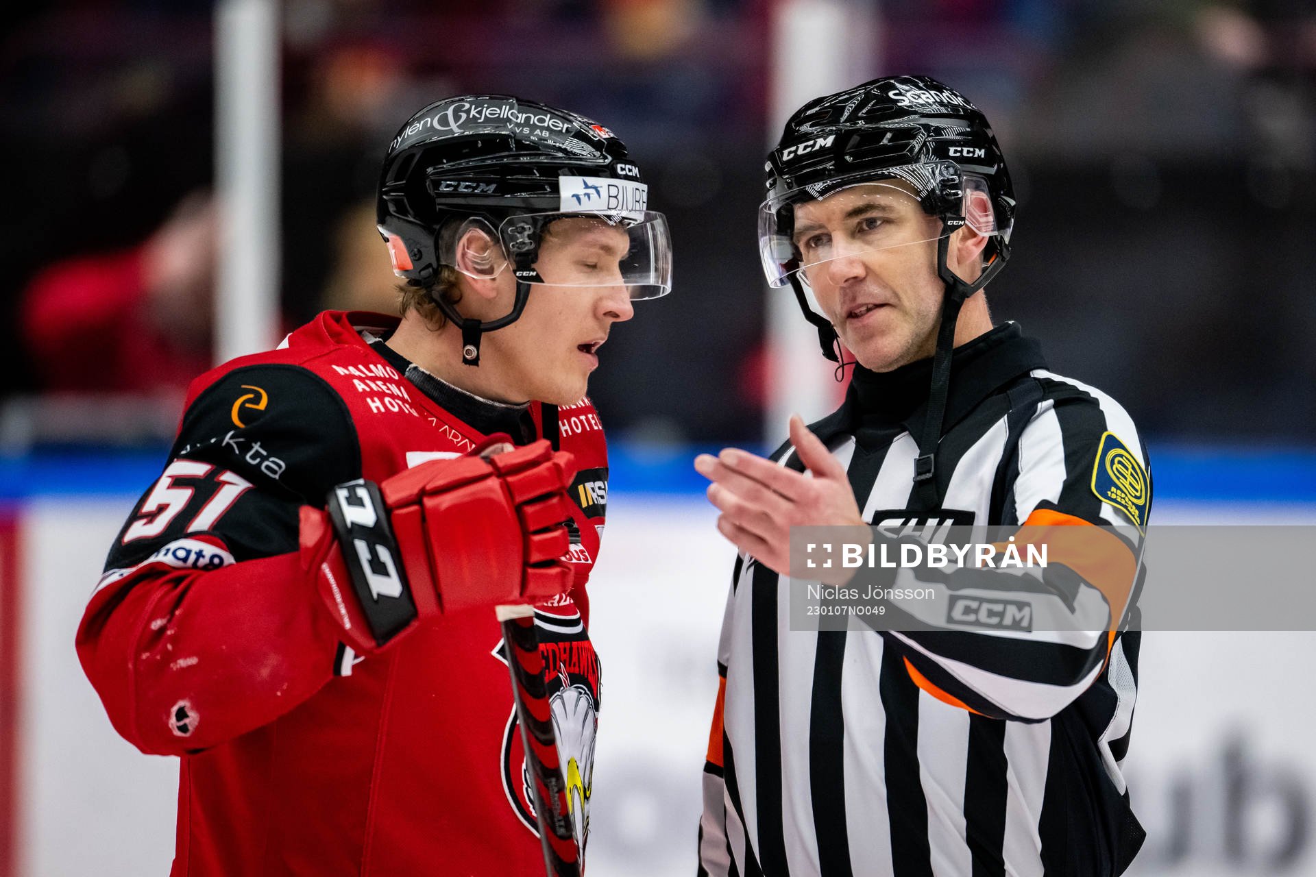 Malmö Redhawks Emil Sylvegård i samspråk med Domare
